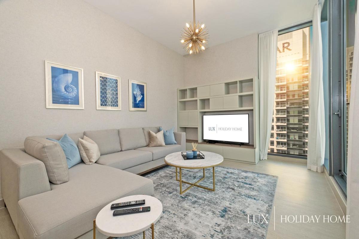 LUX Contemporary Suite with Full Marina View 5
