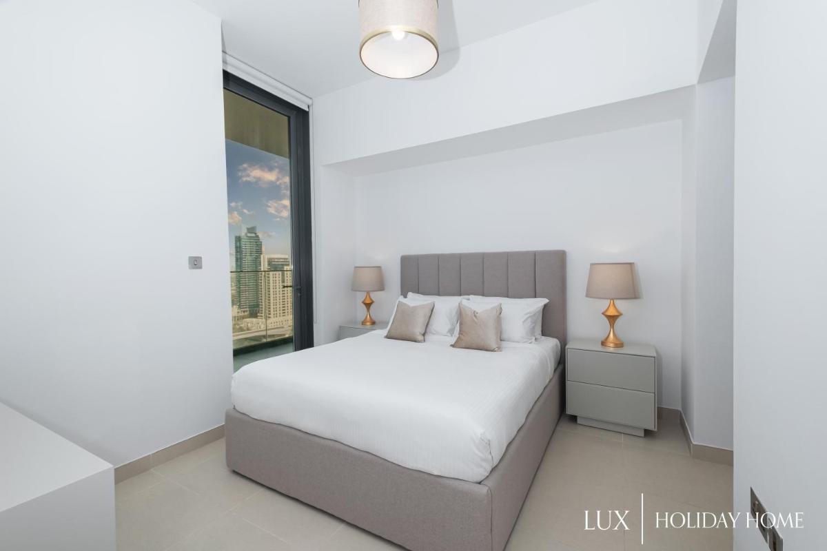 LUX Contemporary Suite with Full Marina View 5