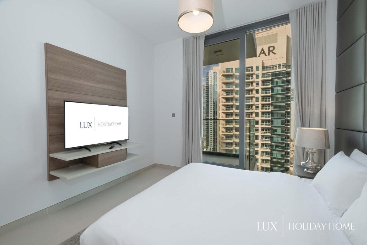 LUX Contemporary Suite with Full Marina View 5