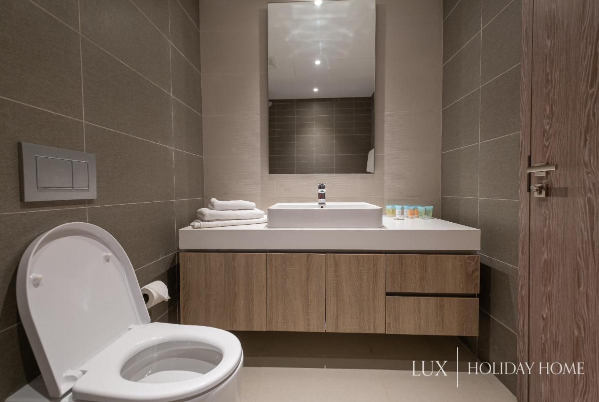 LUX Contemporary Suite with Full Marina View 5