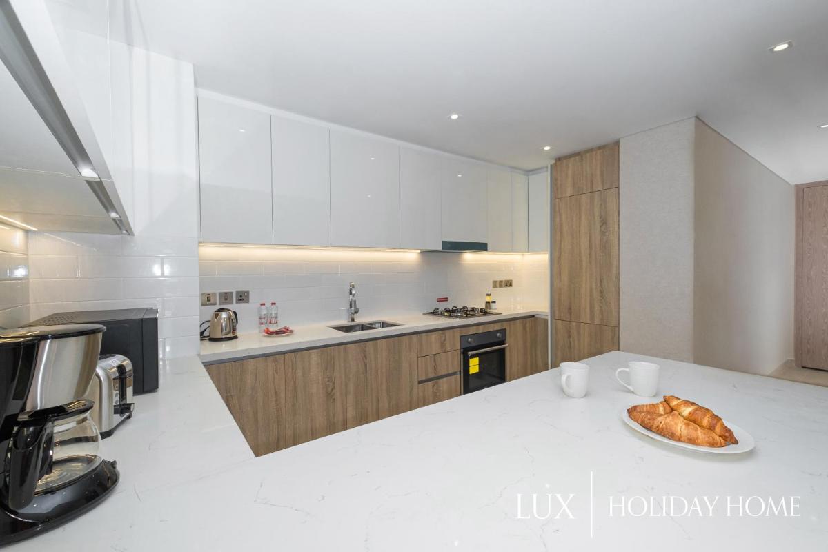 LUX Contemporary Suite with Full Marina View 5