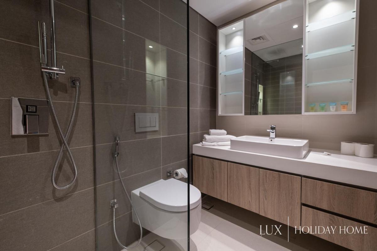 LUX Contemporary Suite with Full Marina View 5