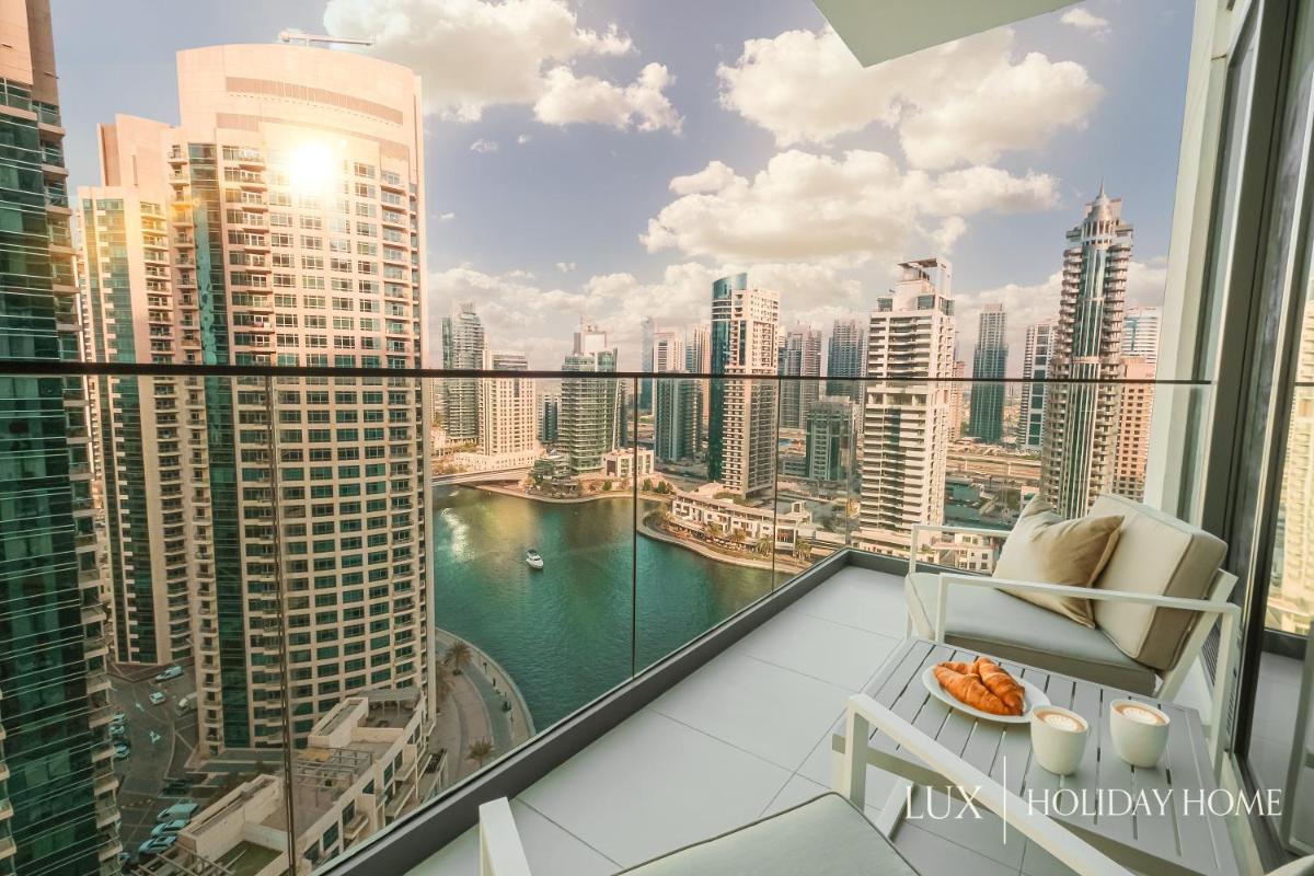 LUX Contemporary Suite with Full Marina View 5