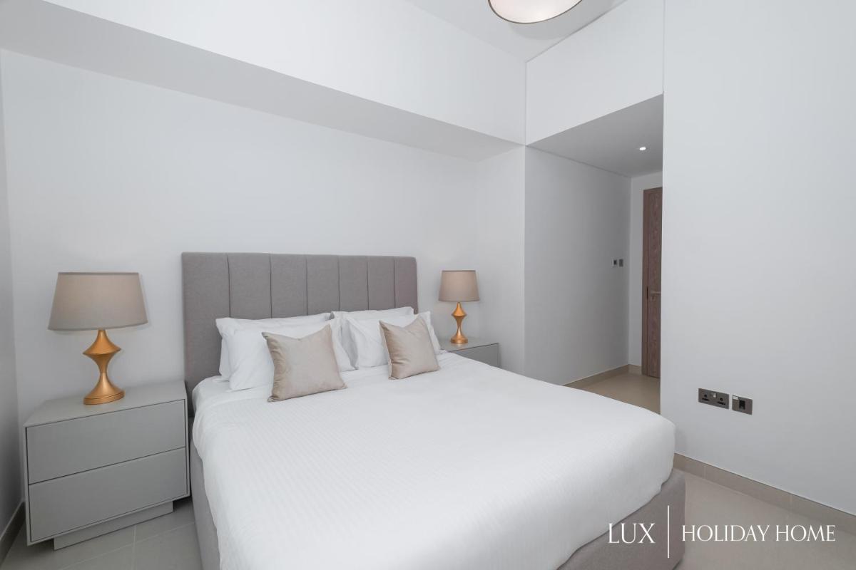 LUX Contemporary Suite with Full Marina View 5