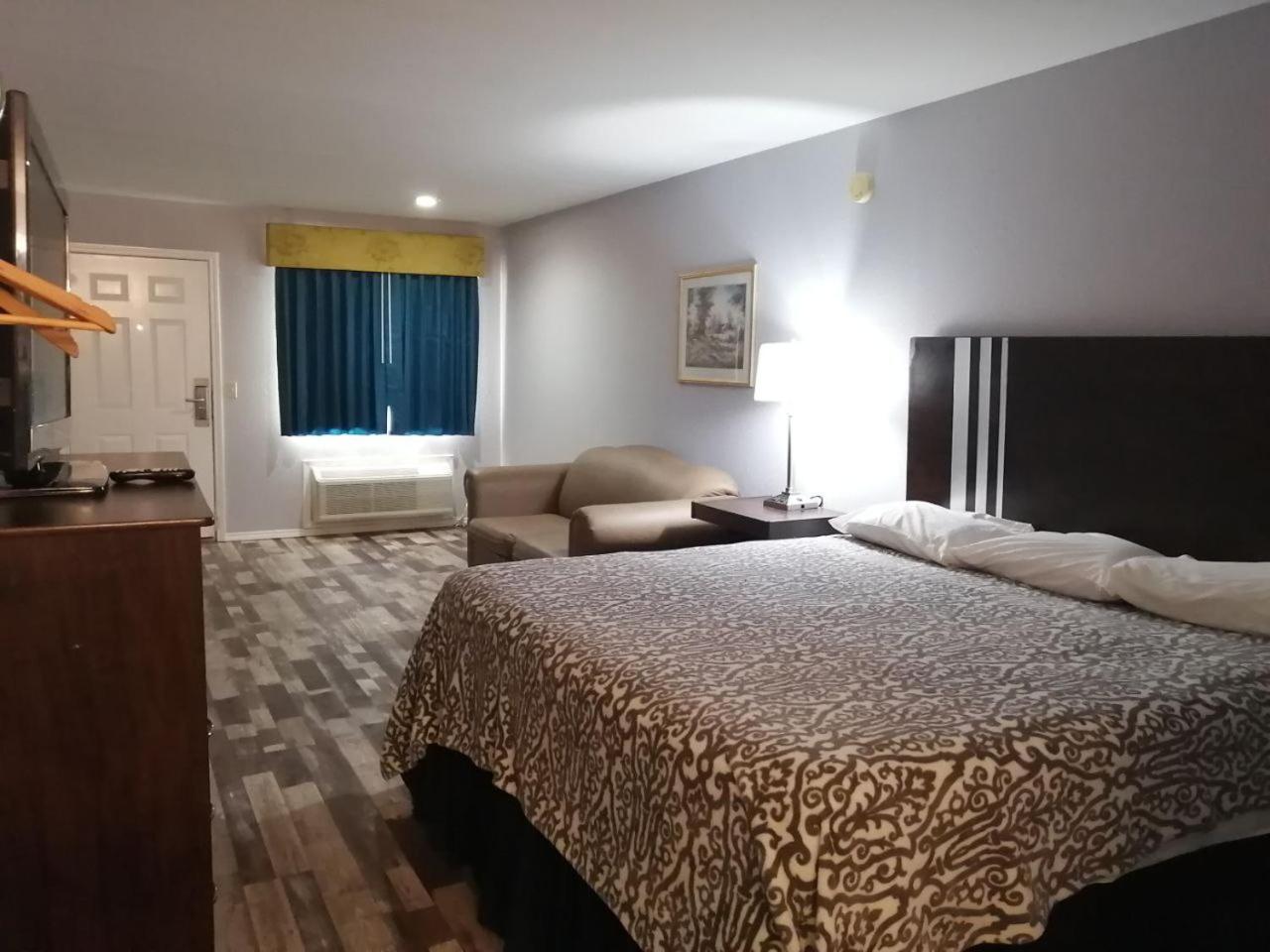 Riata Inn - Crystal City