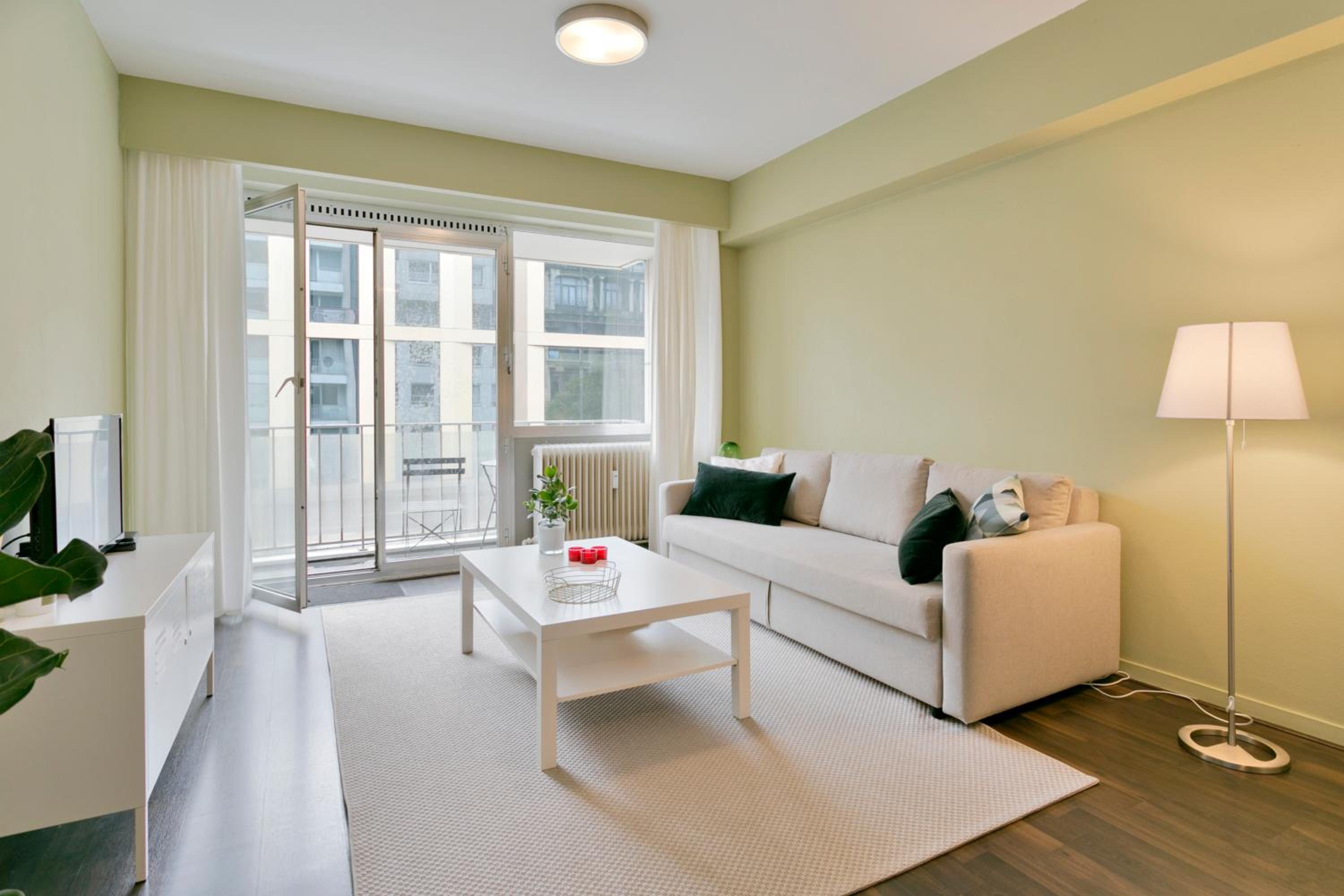 Cosy studio in city center with sunny terrace, free NETFLIX and Wifi view 2