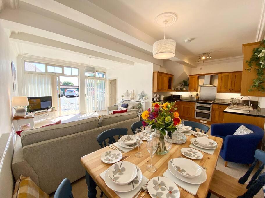 Coastal Mews House close to Beach view 4