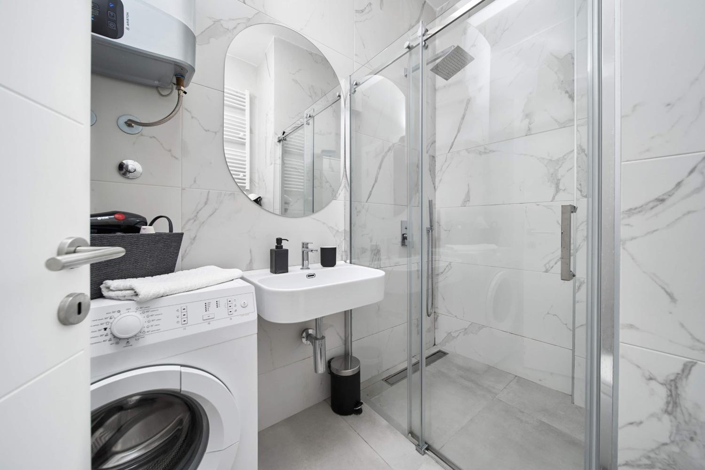 Modern Living Apt - Emberly - PRIVATE PARKING view 4