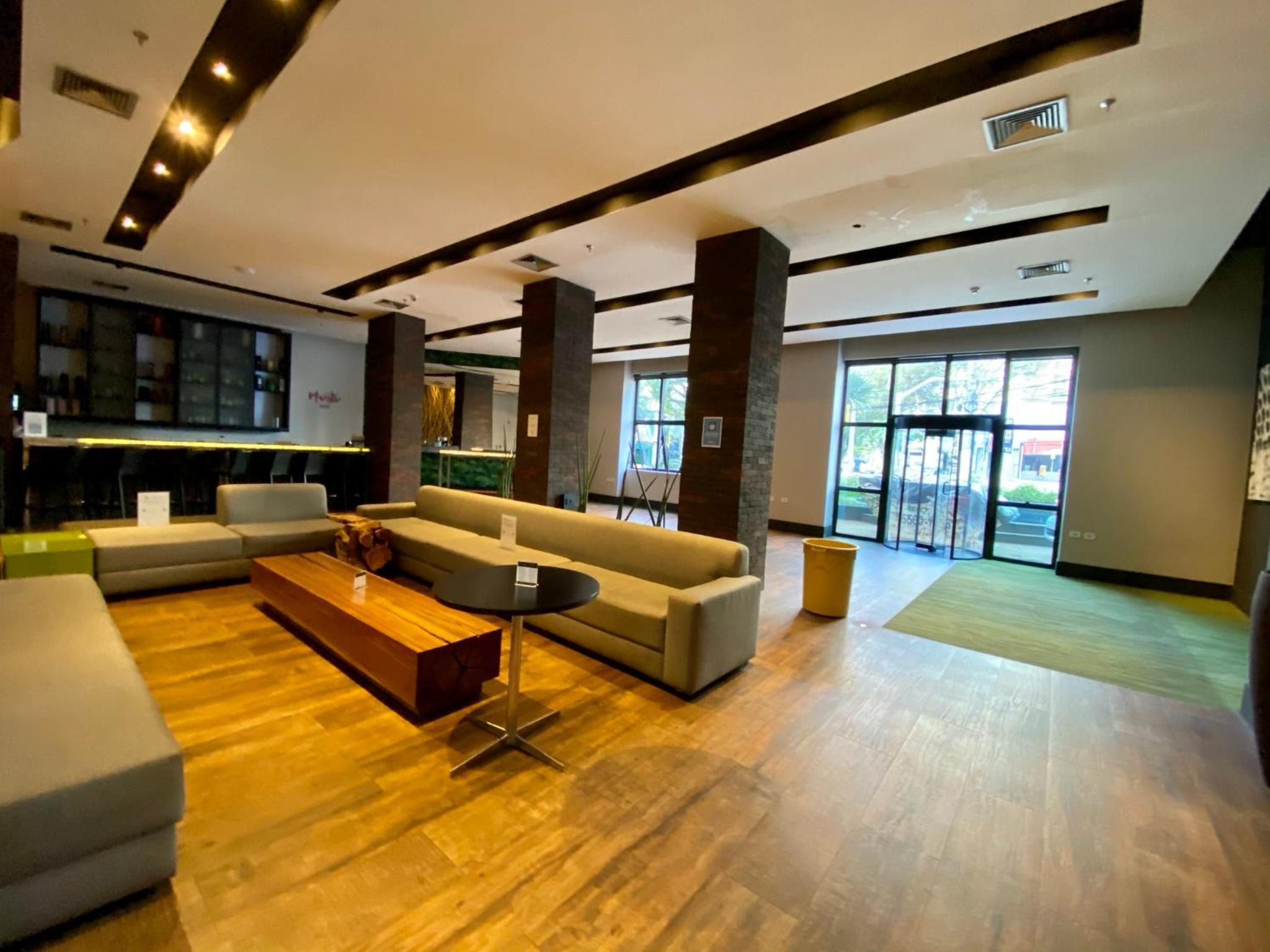 UNU Loft Ibirapuera: piscina, academia, vista cinematográfica.