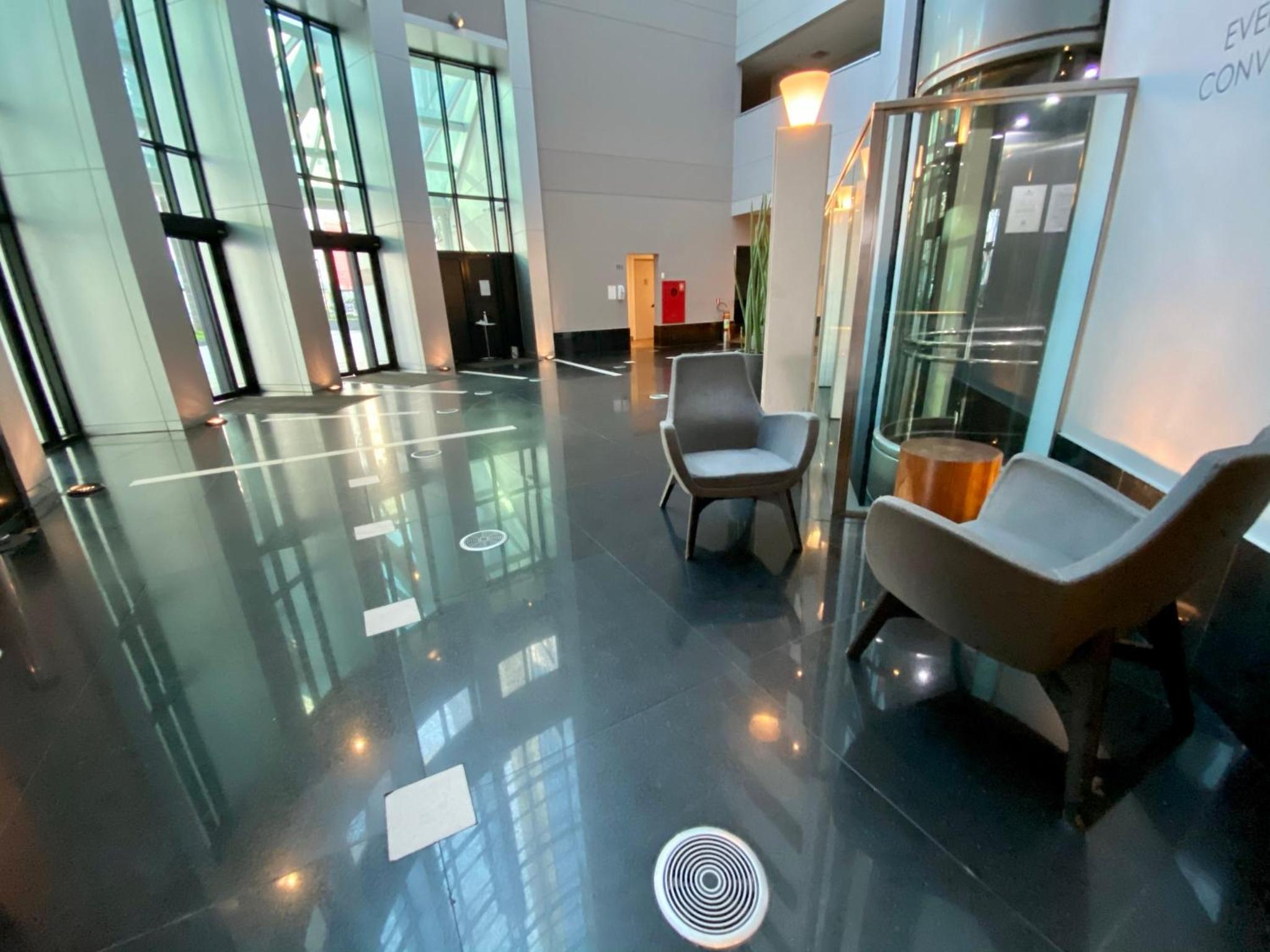 UNU Loft Ibirapuera: piscina, academia, vista cinematográfica.