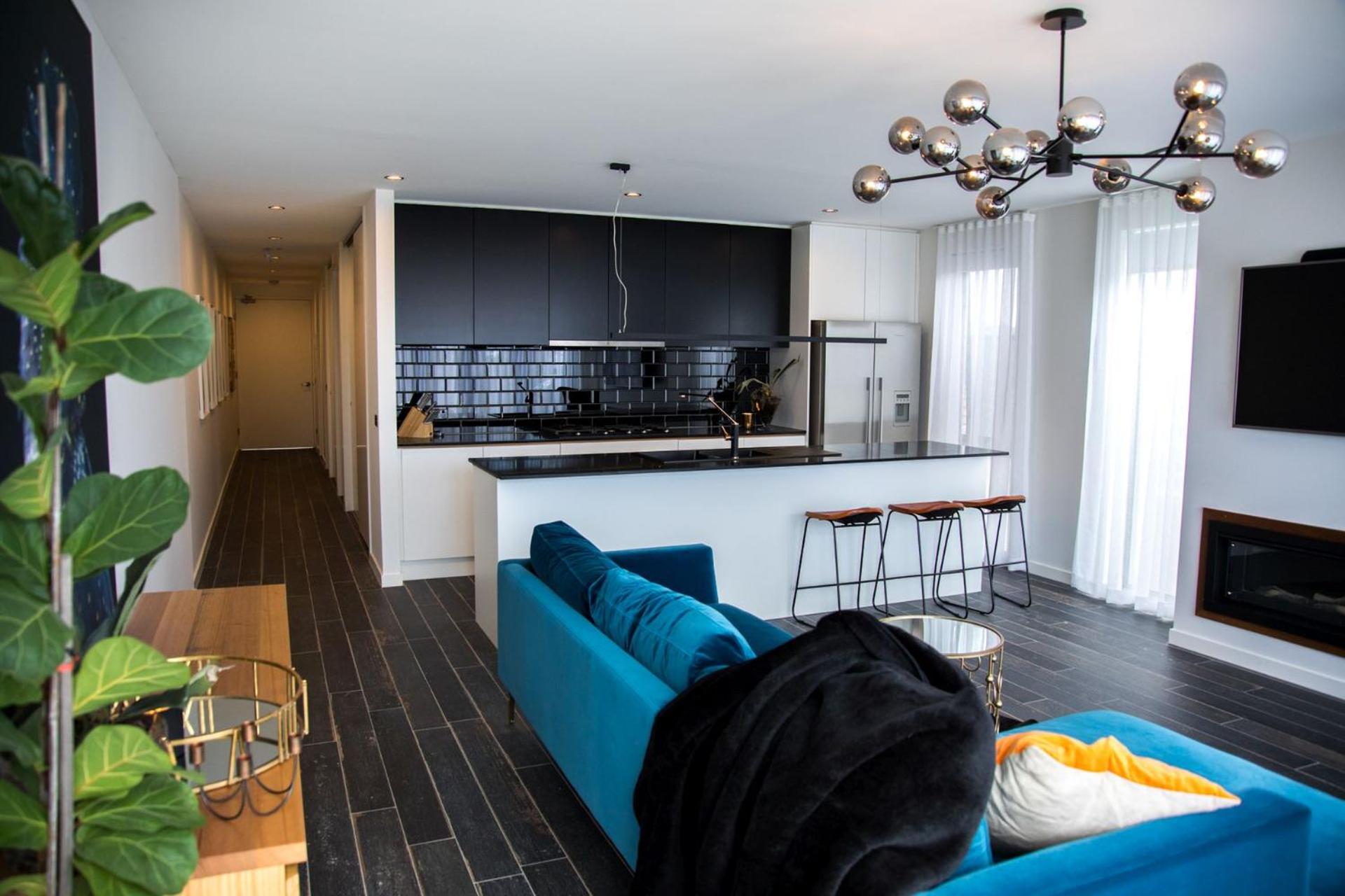 Luxury Cozy 2Bdr Apt WiFi ☆ Netflix ☆Gas Log Fire, photo 16