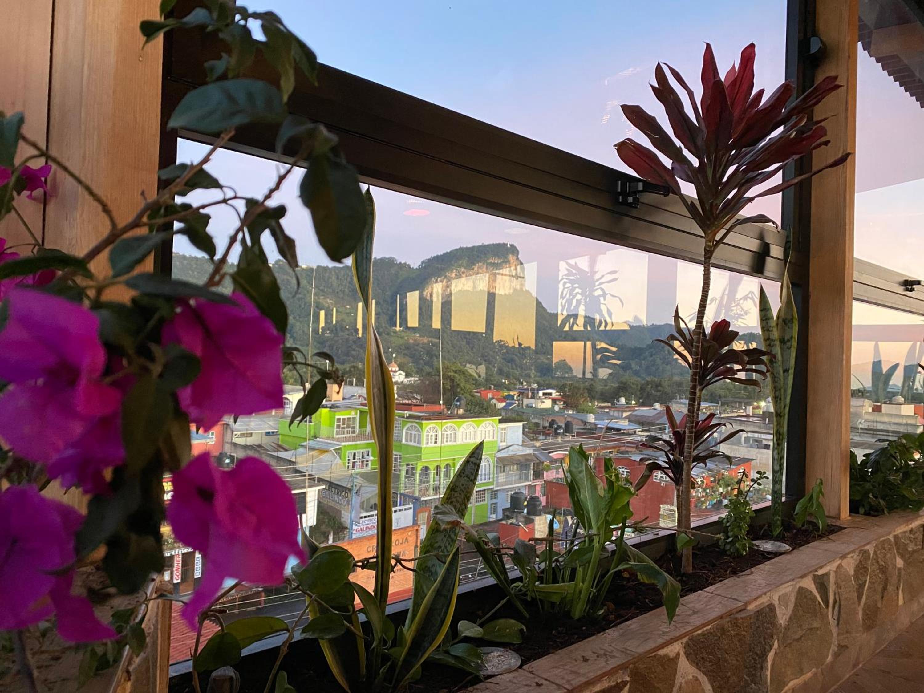 Hotel & Suites Cerro Roj0