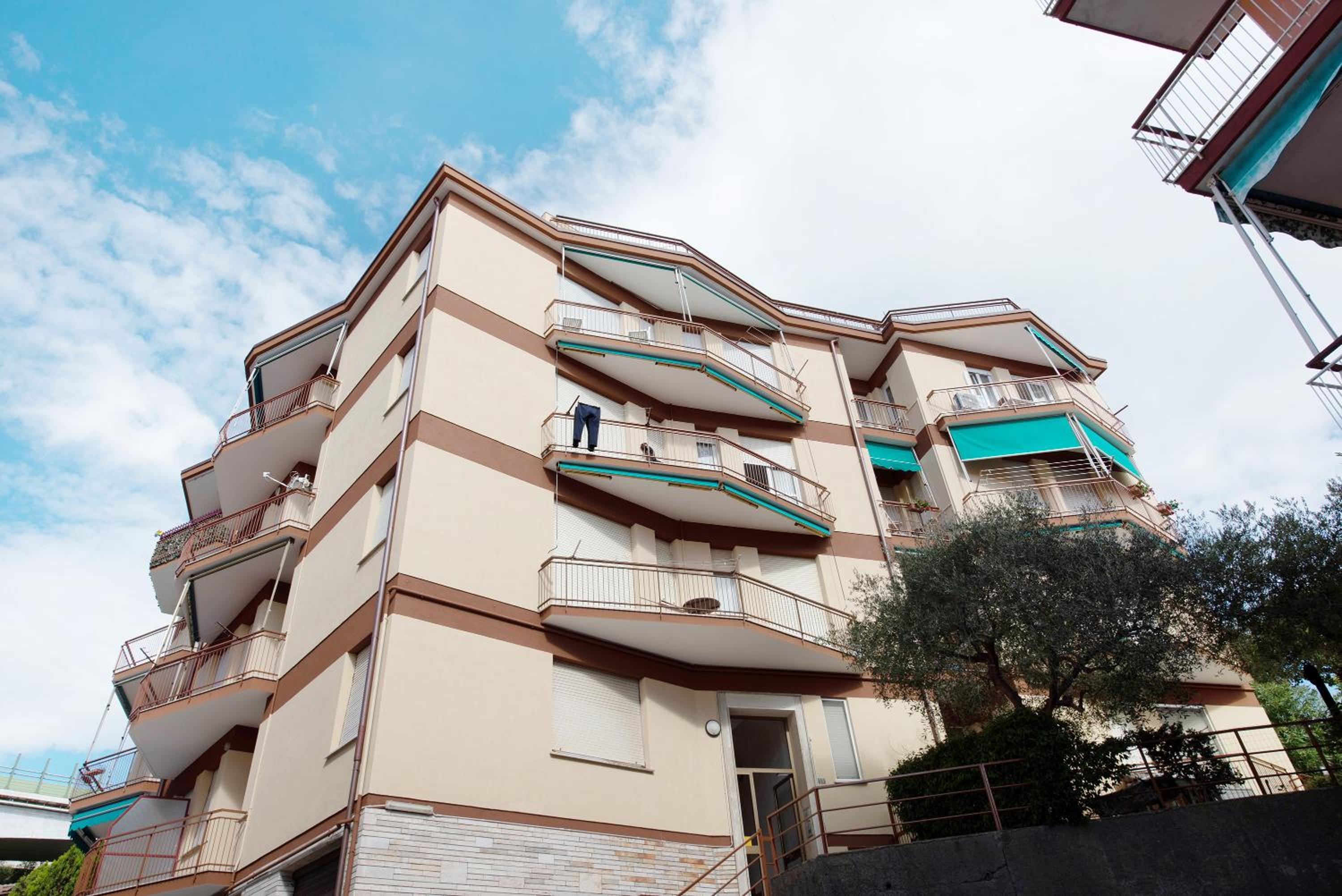 Bilocale Corosu con 2 balconi