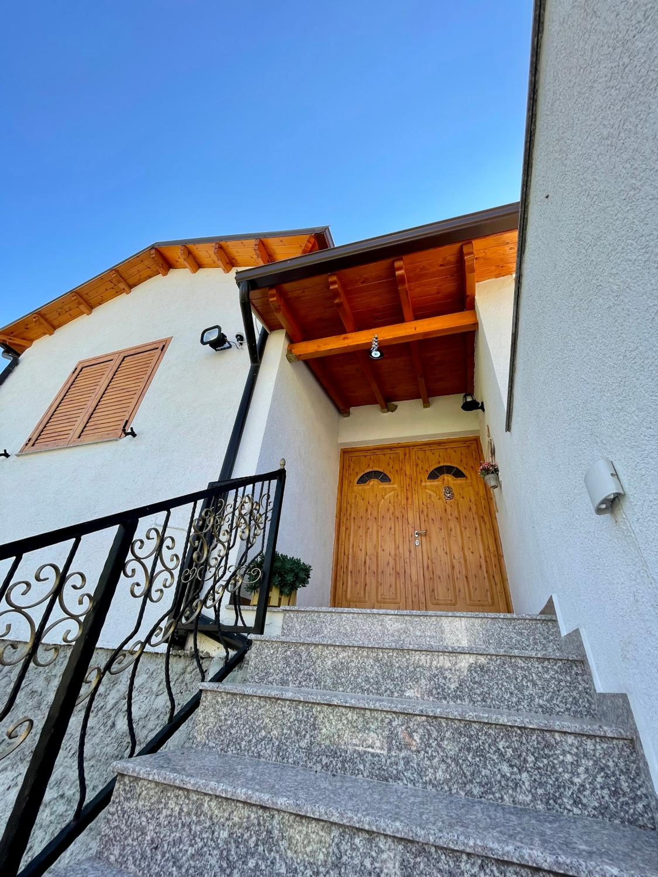 River Escape Villa - Private Beach, Scenic View & BBQ