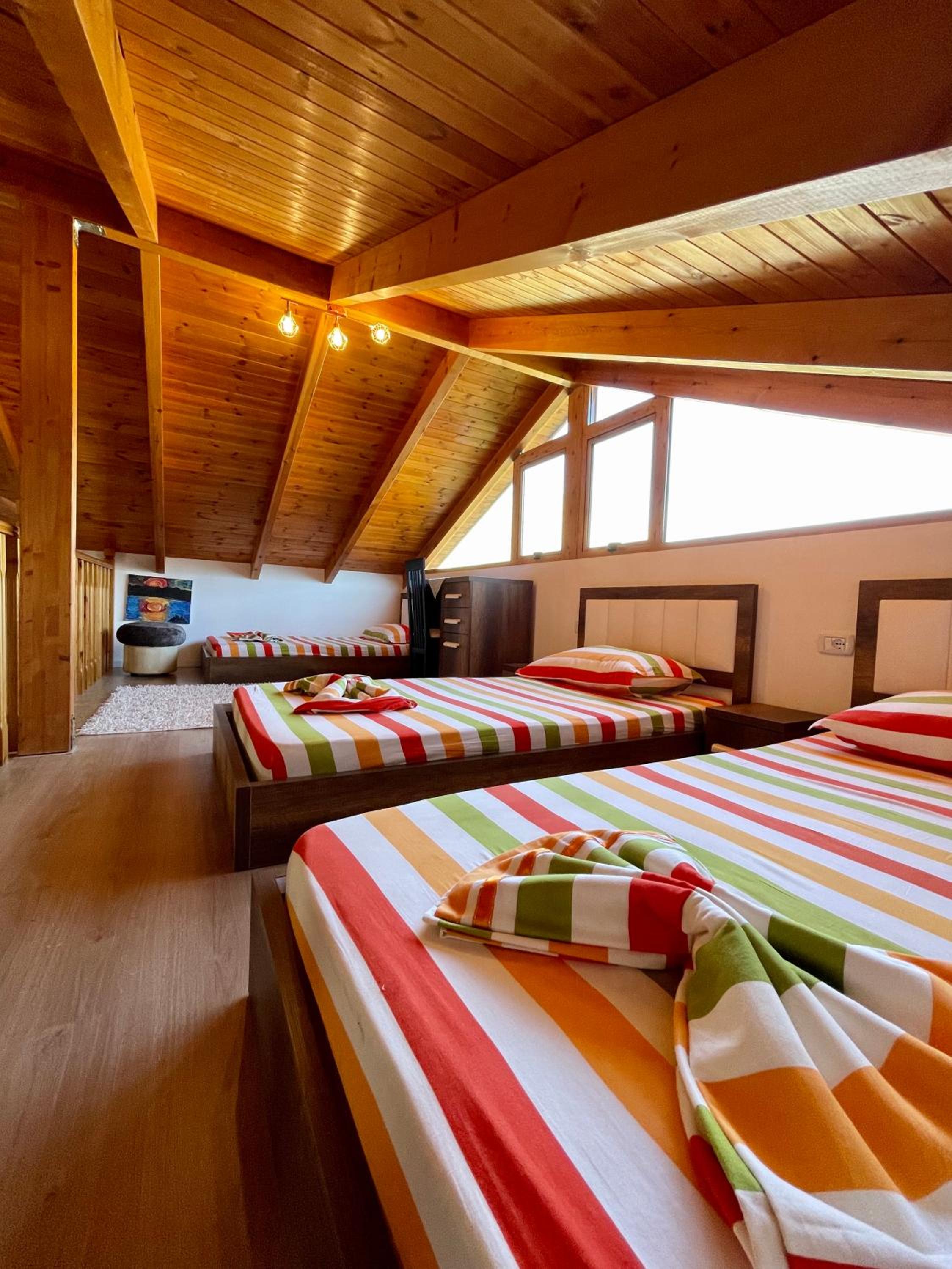 River Escape Villa - Private Beach, Scenic View & BBQ