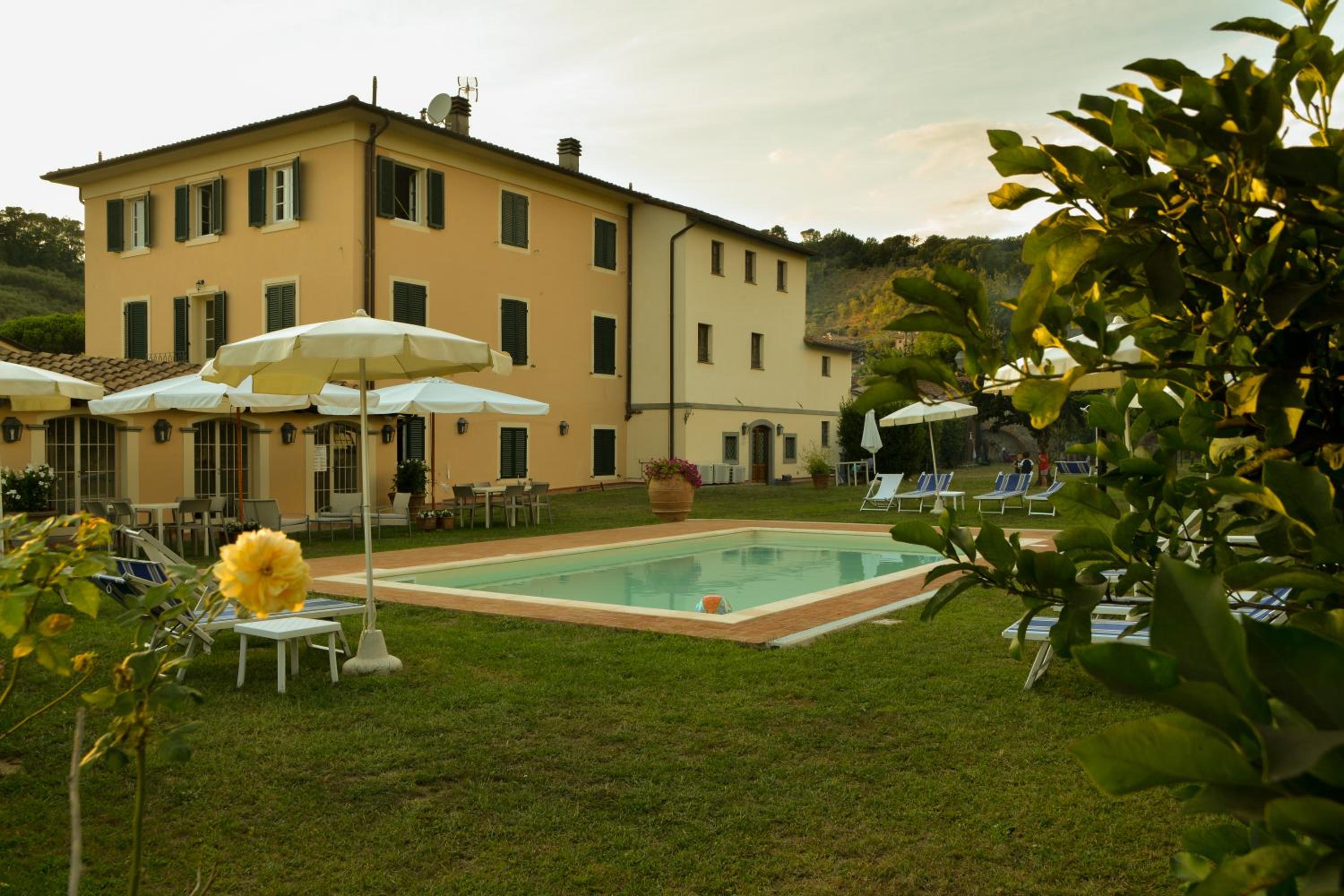 Garden Relays Villa Rosy photo 4