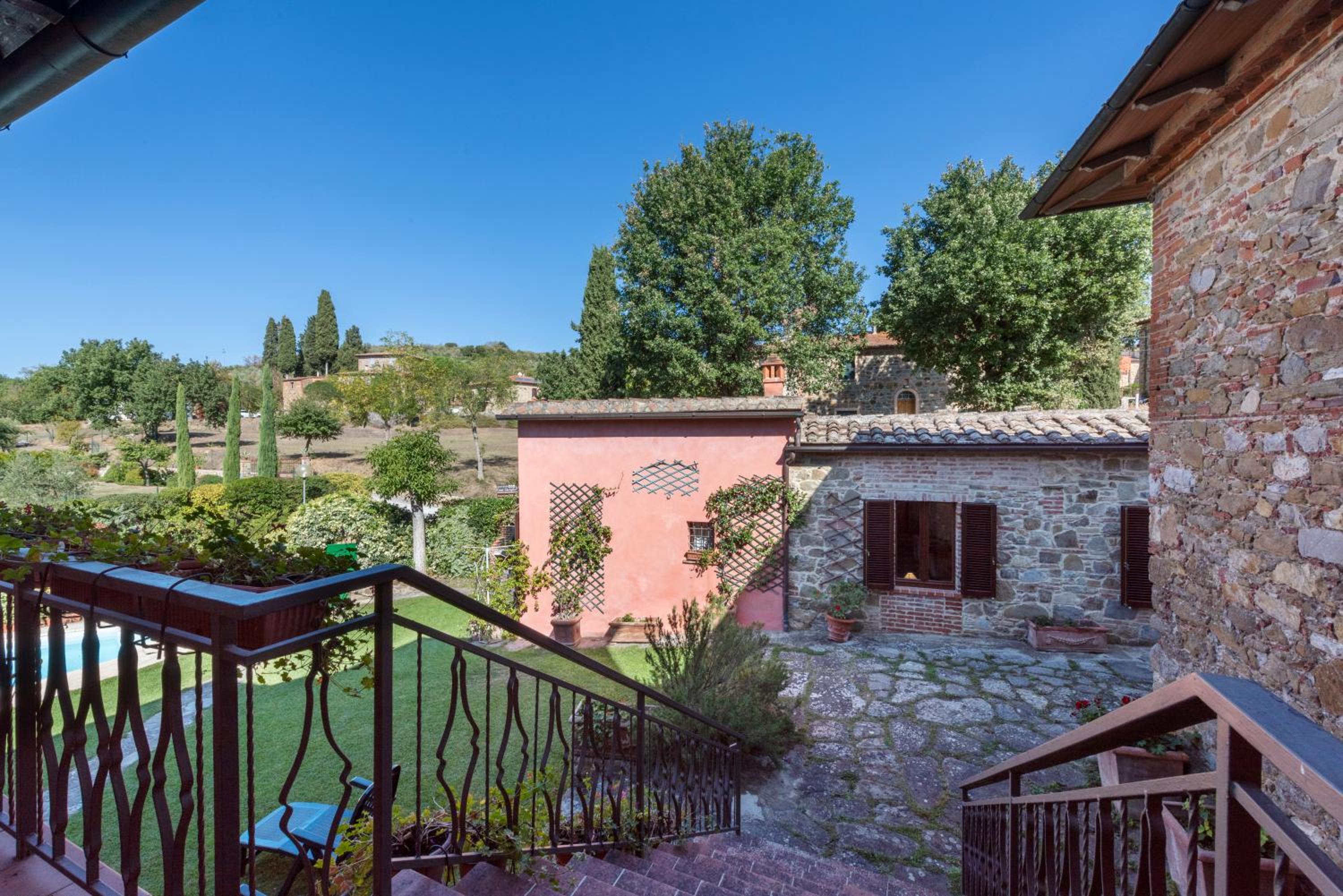 Photo 33