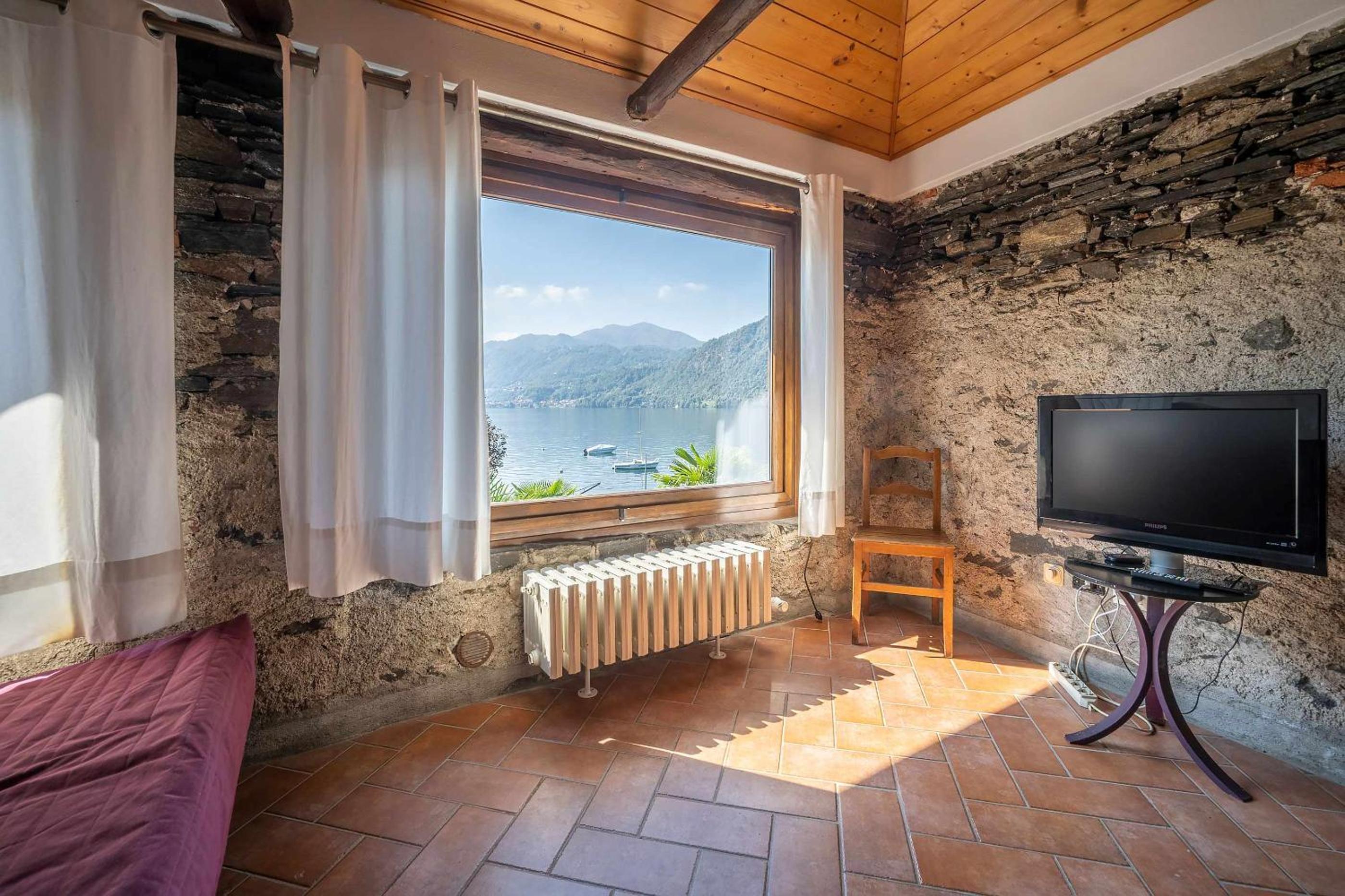 FLUX apprtamento direttamente sul lago d'Orta view 3