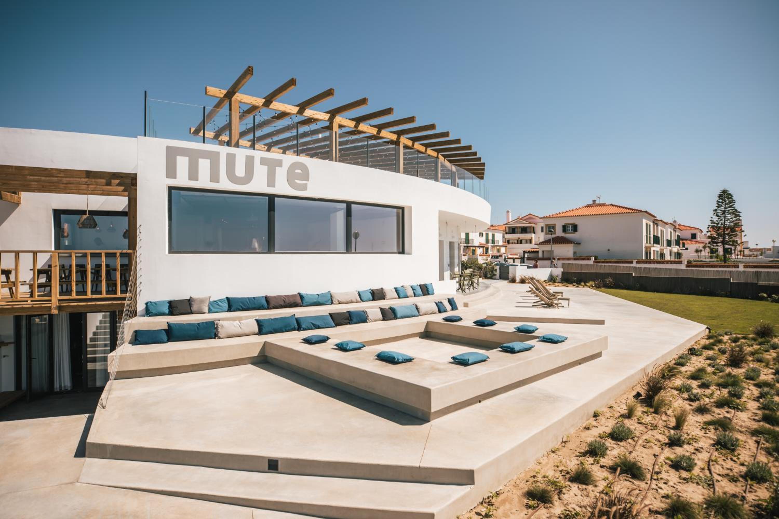 Hotel MUTE Hostel Porto Covo - Image 1