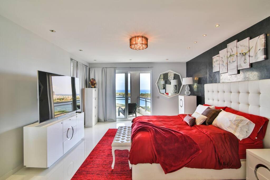 Skyline Luxury 5 Star Condo view 3