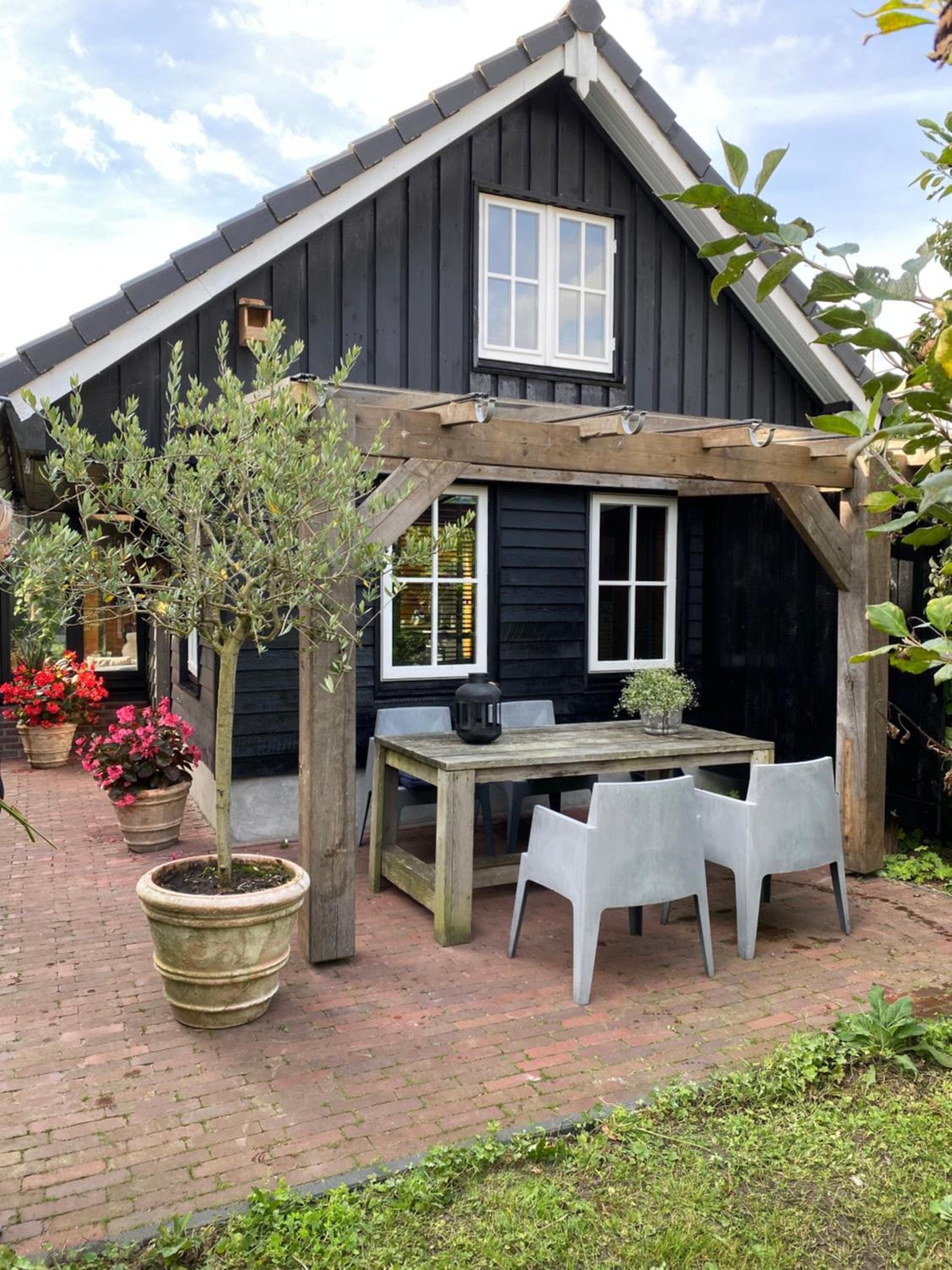 Uniek houten huis nabij bos en plassen view 3