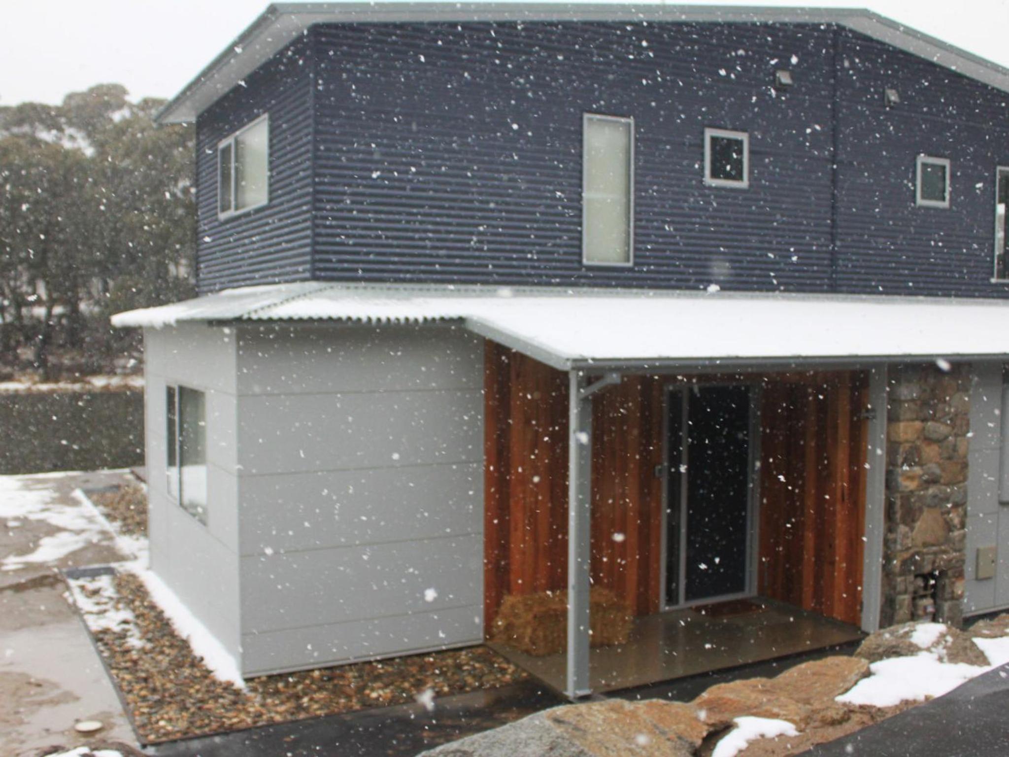 Stillwater Chalet A - Amazing Lakefront 2BR Chalet l BBQ l Gym l Tennis l Indoor Pool