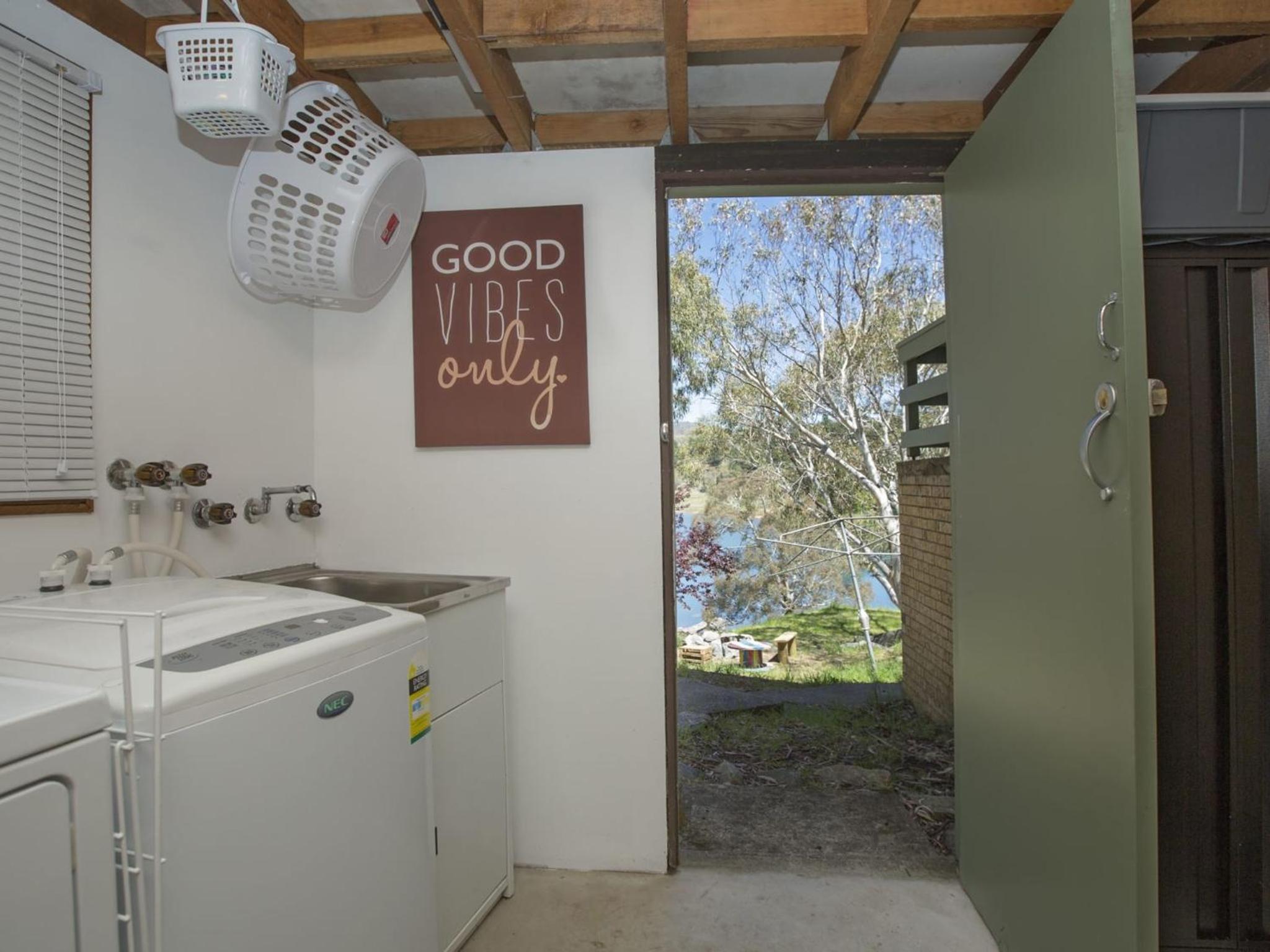 Lakeside Townhouse - 2BR Modern Townhouse l Lake Views l Balcony l Walking Distance To Town