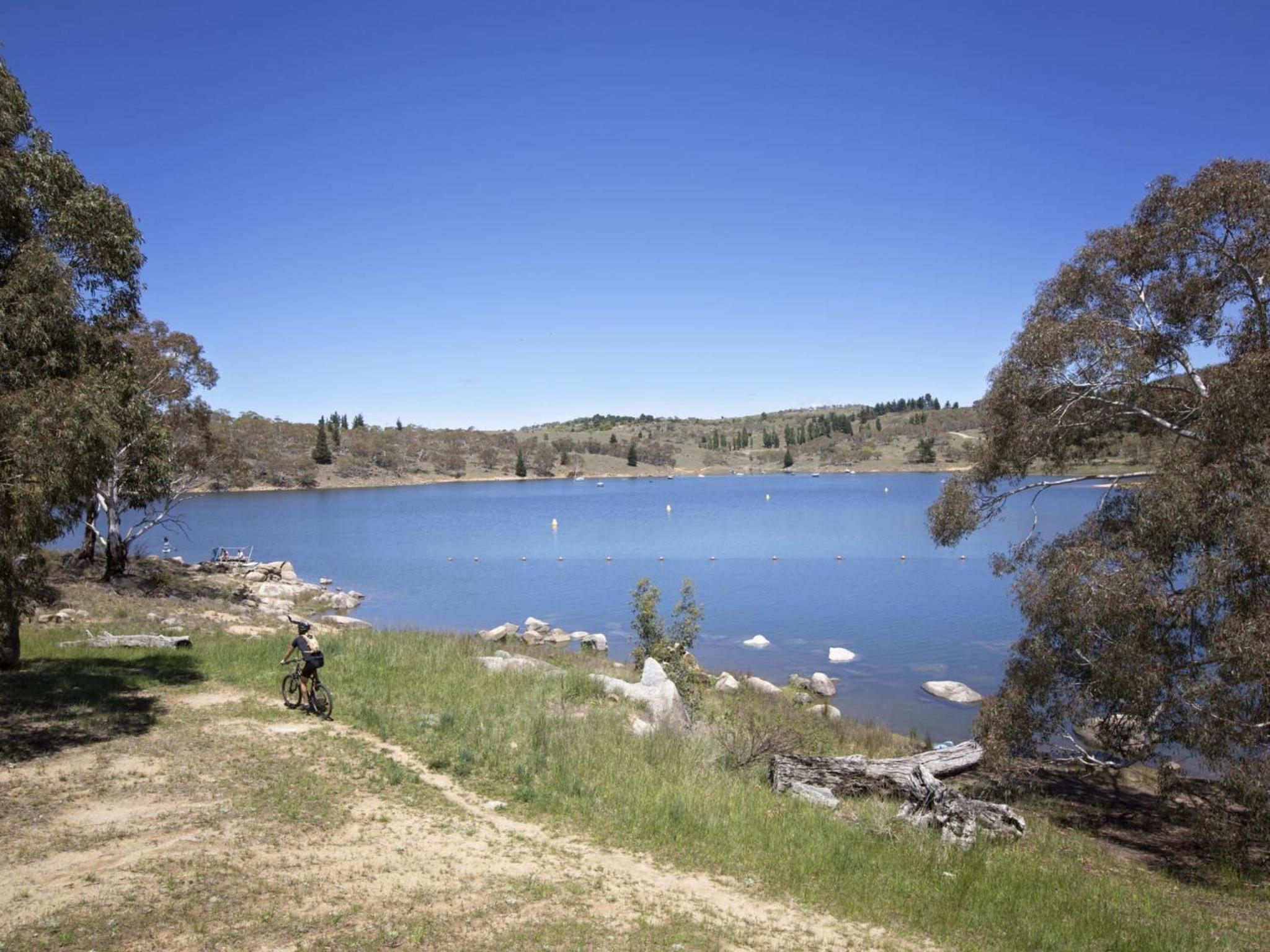 Lakeside Townhouse - 2BR Modern Townhouse l Lake Views l Balcony l Walking Distance To Town