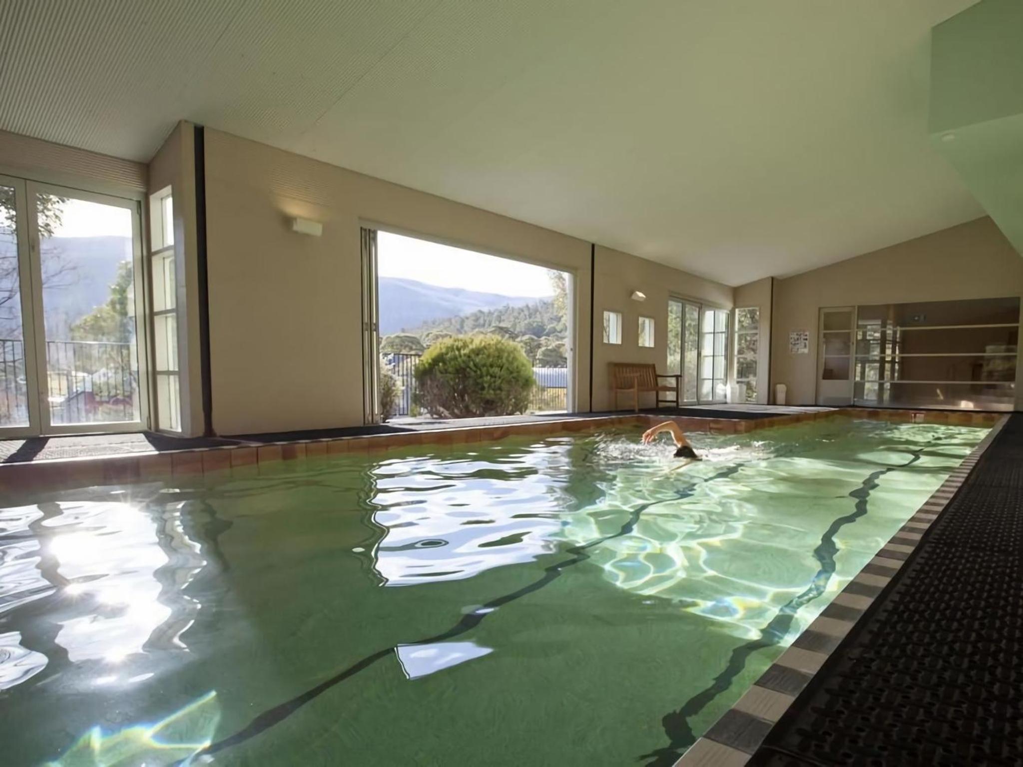 Kickenback Chalet - 2BR Chalet l Gym l Indoor Pool l Tennis Court l WiFi l Air-Con