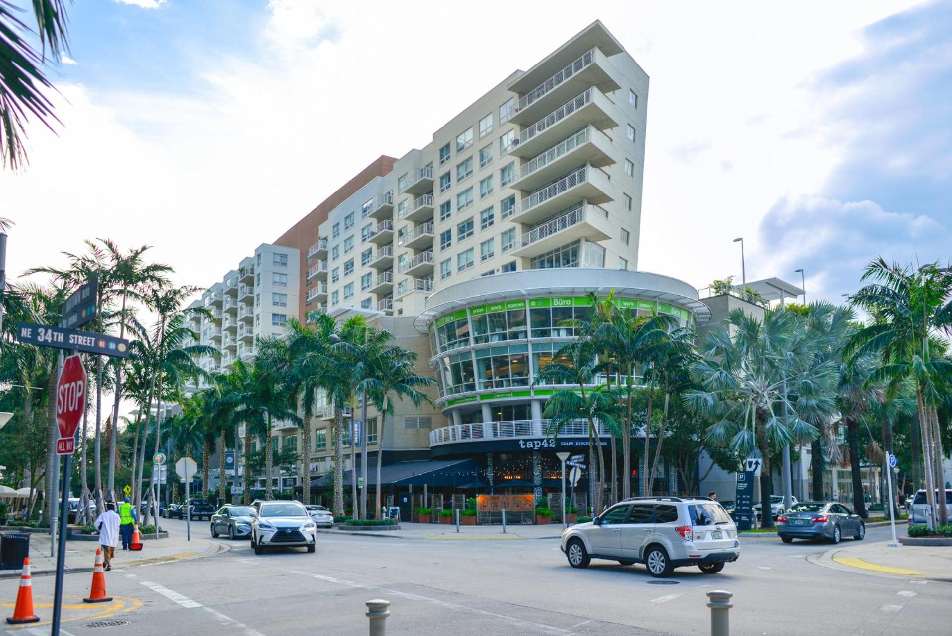 Relax Family Midtown - free parking & Great pool — Miami