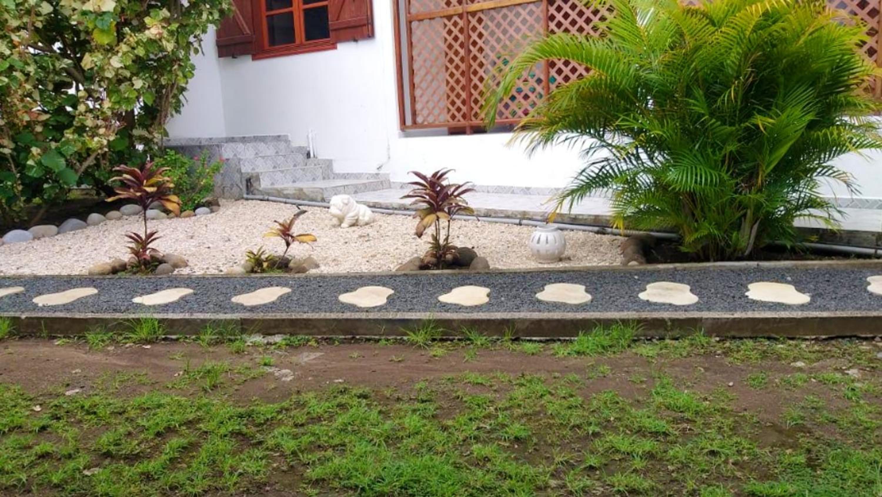 Maison contemporaine a Pointe Noire avec jardin cloture view 2
