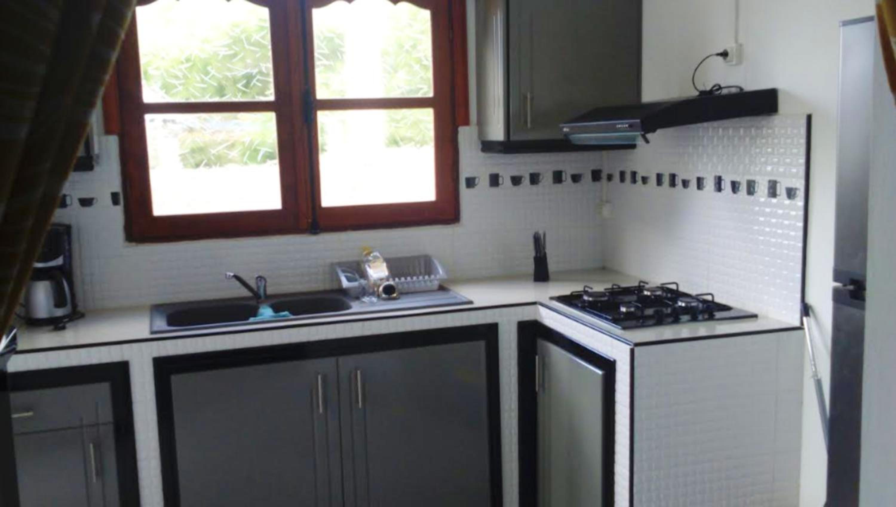 Maison contemporaine a Pointe Noire avec jardin cloture view 5