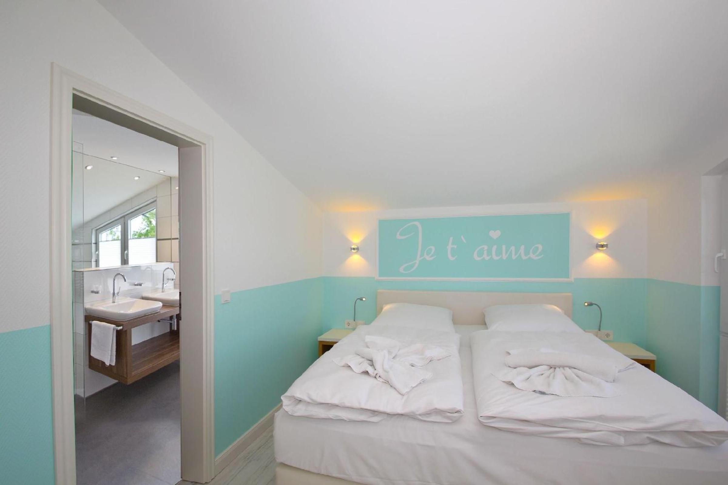 Meeresblick-Residenzen-FeWo-67-deluxe-Balkon-Meerblick-Sauna-u-Schwimmbadnutzung view 4