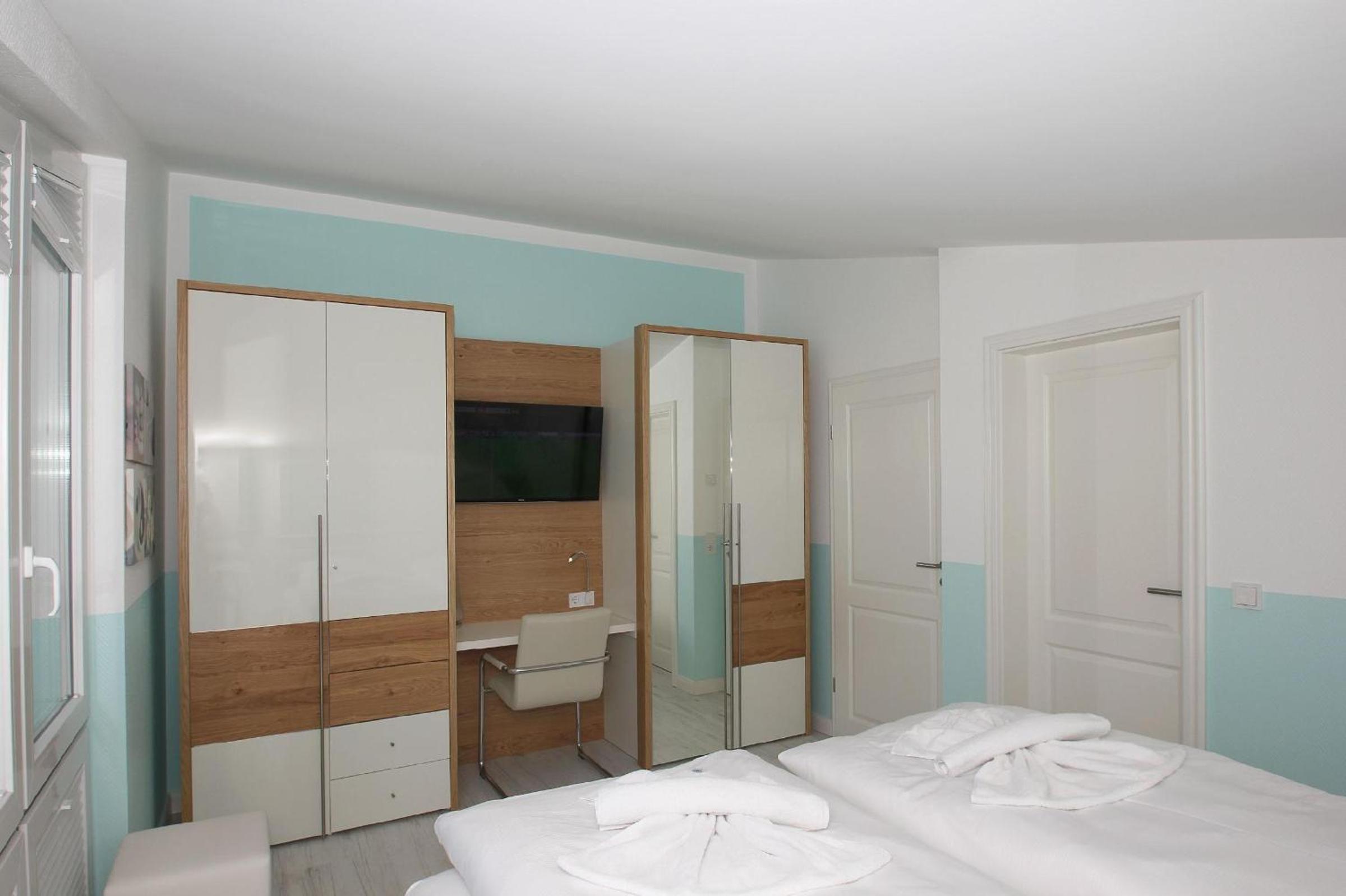 Meeresblick-Residenzen-FeWo-67-deluxe-Balkon-Meerblick-Sauna-u-Schwimmbadnutzung view 5