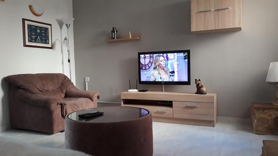 Ramzam - Spacious & Modern 3 bedroom apartment with roof terrace view 2