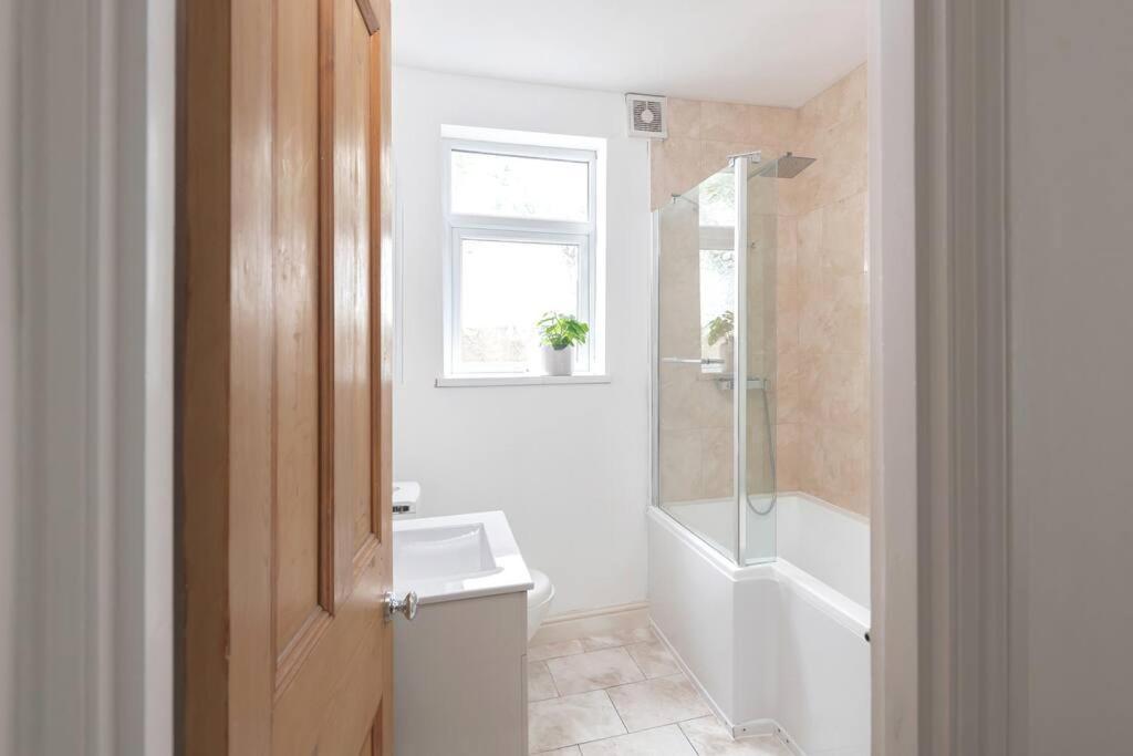 Parkview Penhill Retreat- Leisure & Contractor view 3