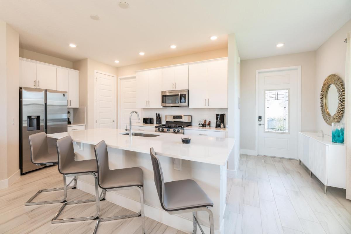 Modern 3 Bedroom Townhouse with Patio - 820DR view 3