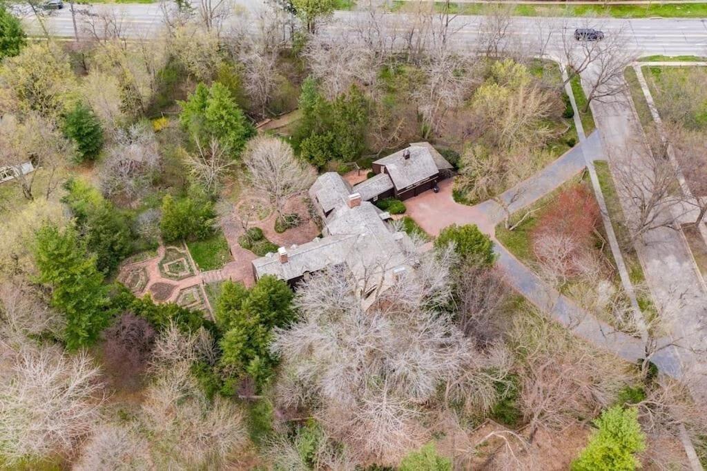 Hotel Beautiful in town acreage - Image 1