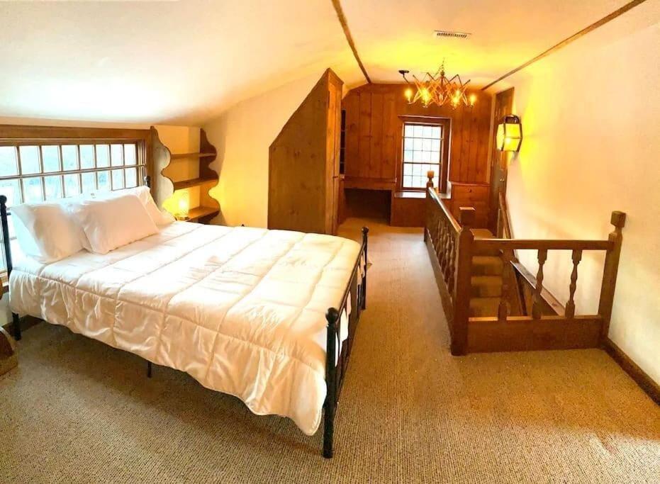 Beautiful in town acreage view 5