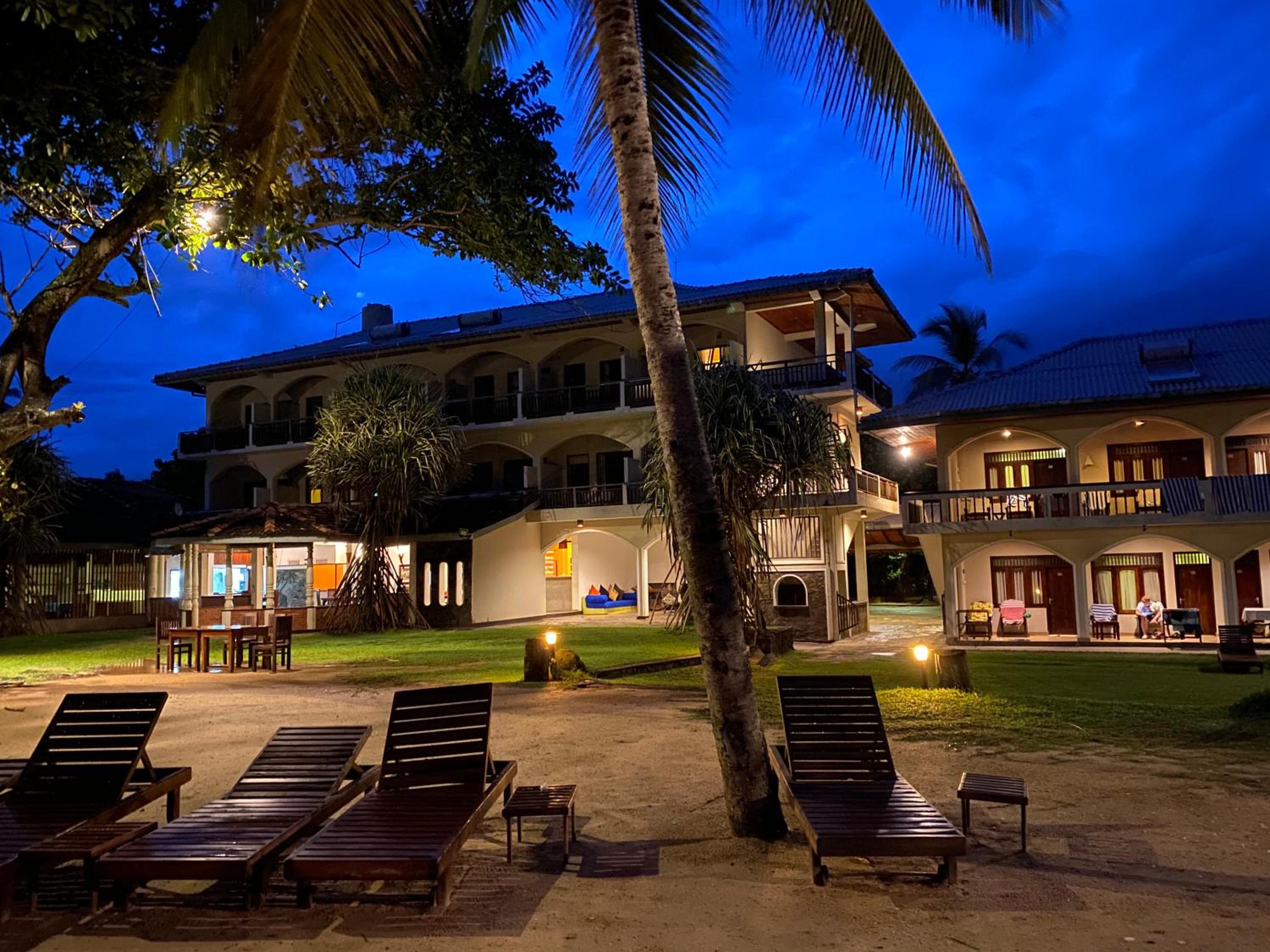 Hotel Sri Gemunu Beach Resort - Image 1
