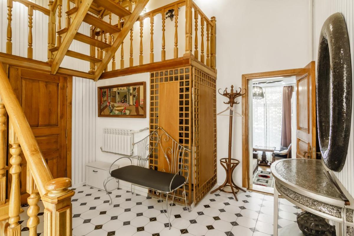 Katerynynska Street 3-bedrooms Apartment view 3