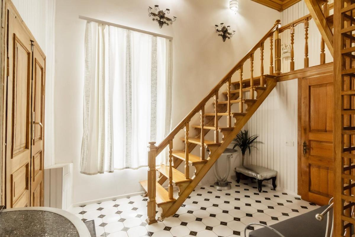 Katerynynska Street 3-bedrooms Apartment view 2