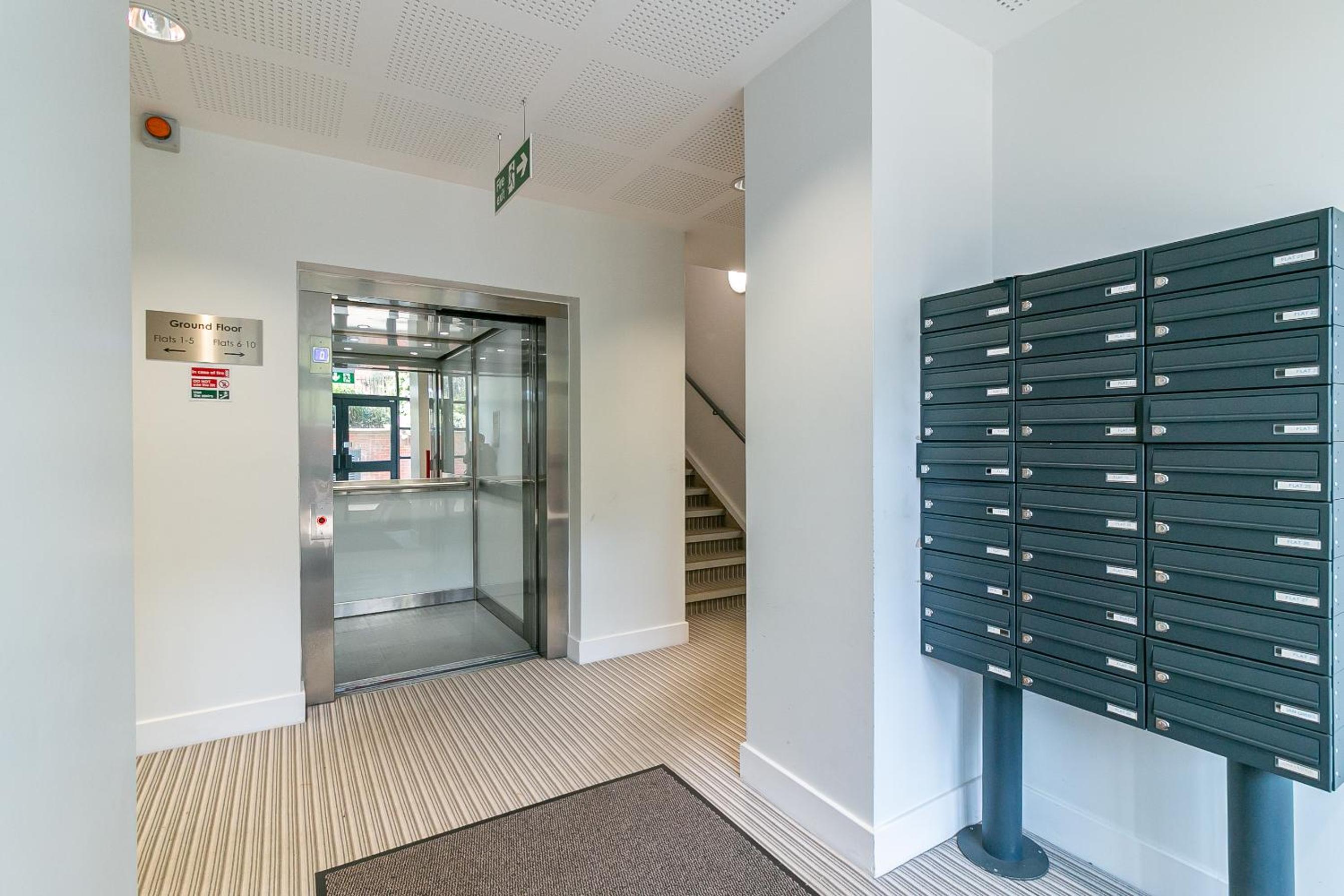 Executive Apartment Close to Station view 5