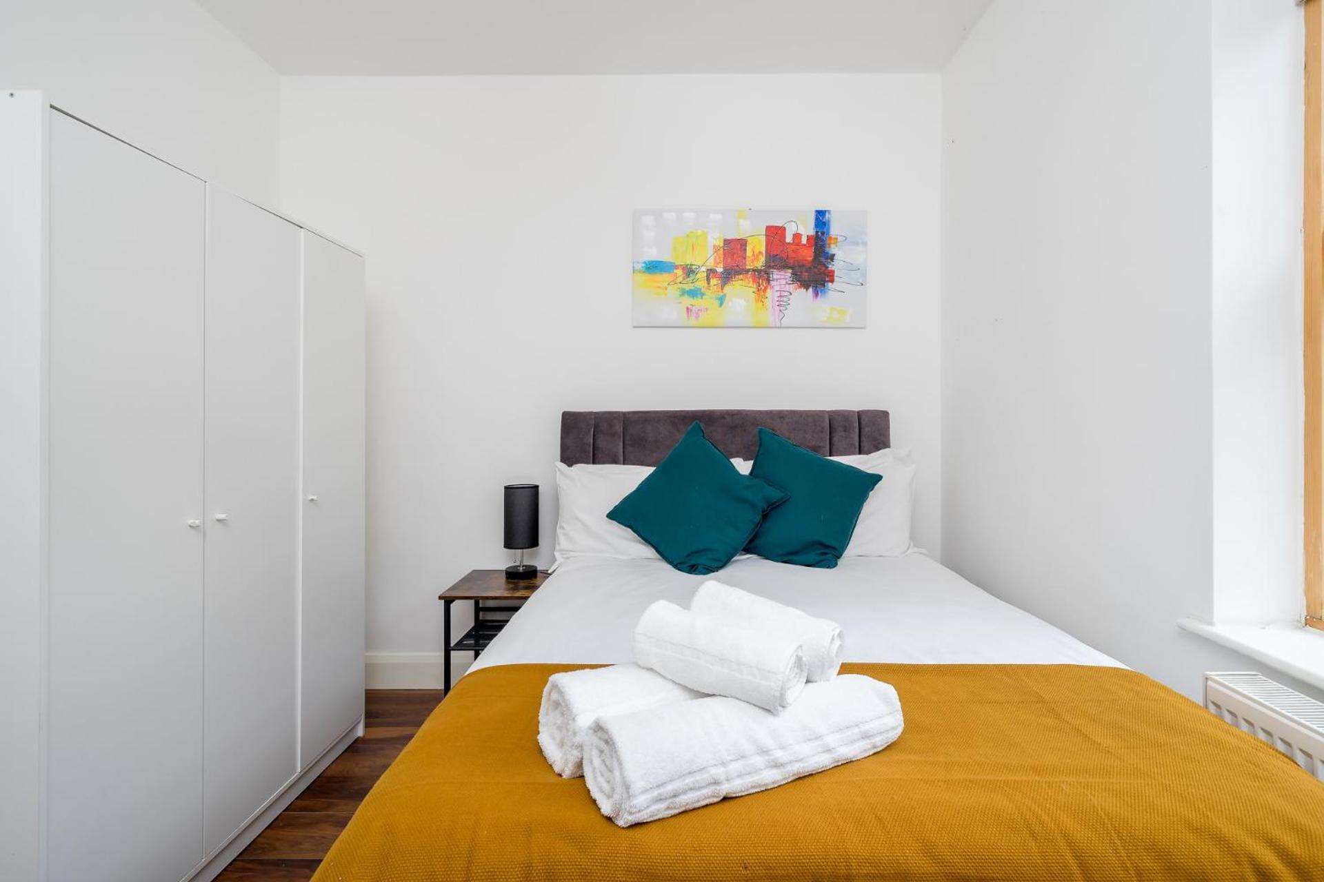 Stylish Central Watford 2 Bedroom and Sofa Bed Apartment with Free Parking view 5