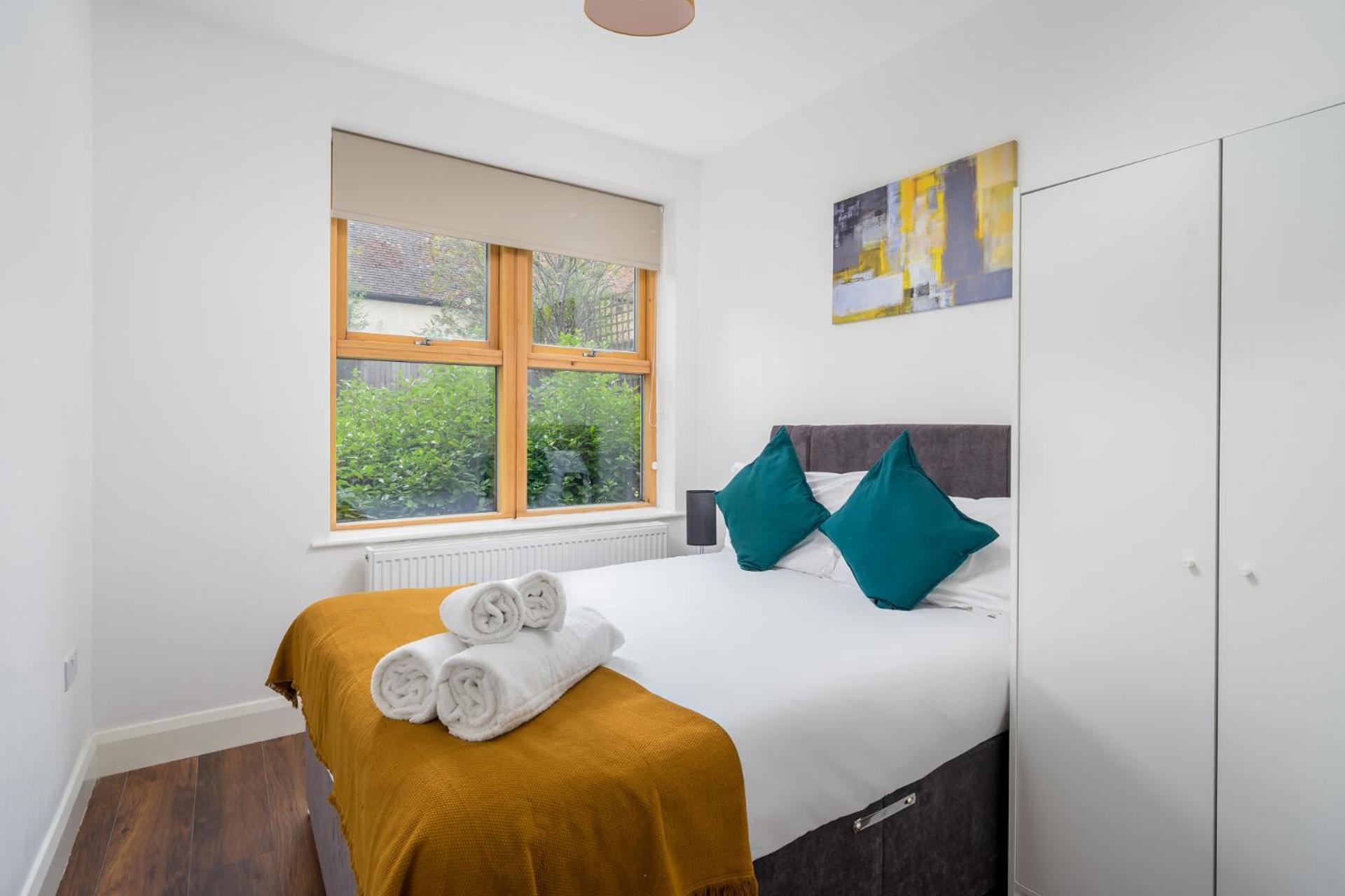 Stylish Central Watford 2 Bedroom and Sofa Bed Apartment with Free Parking view 3