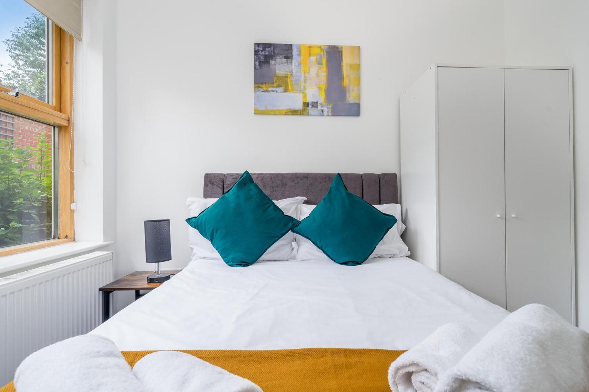 Stylish Central Watford 2 Bedroom and Sofa Bed Apartment with Free Parking view 4