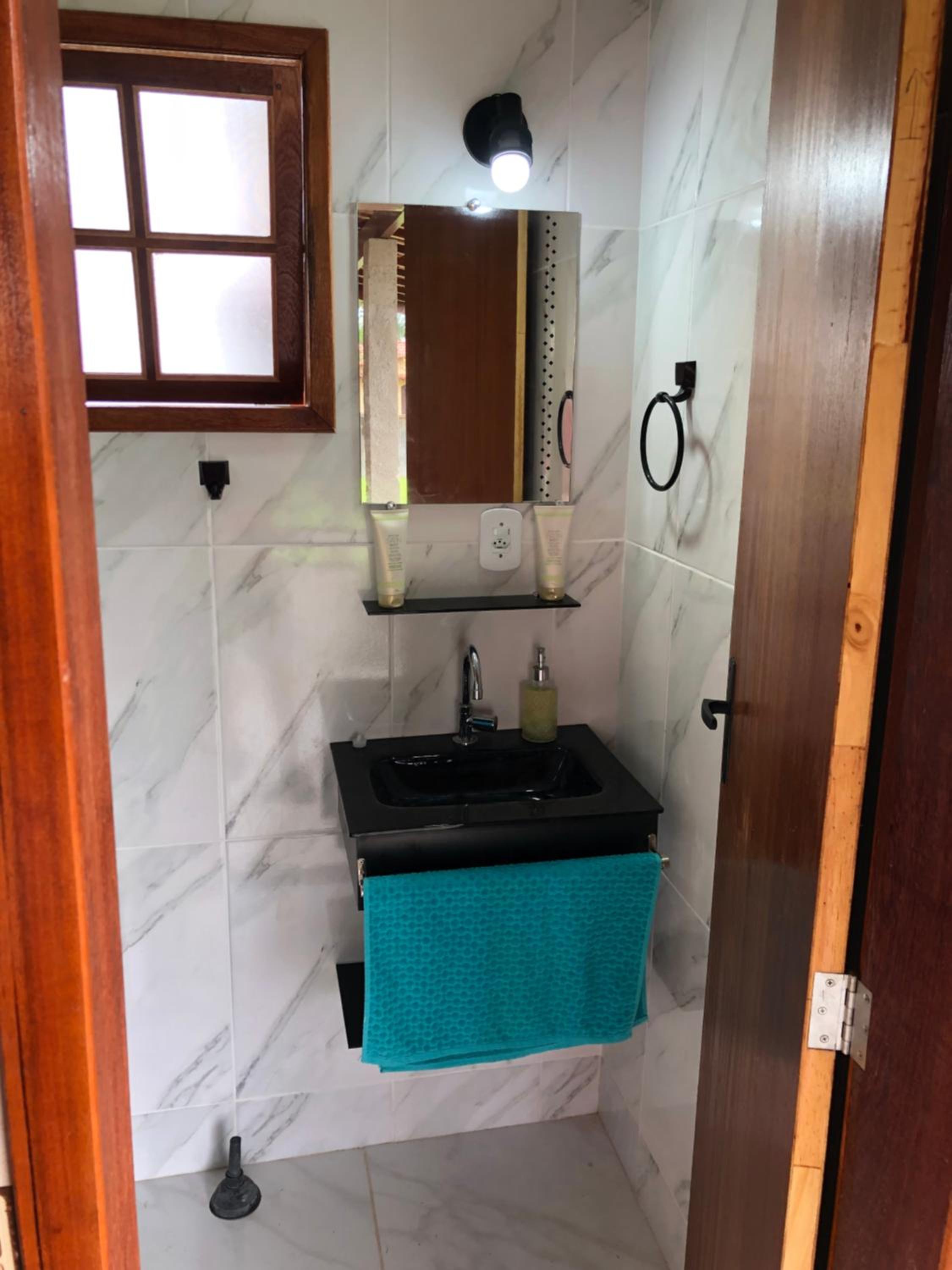 Casa com piscina, ar condicionado, campo de futebol e área gourmet a um quarteirão da lagoa de Praia Seca