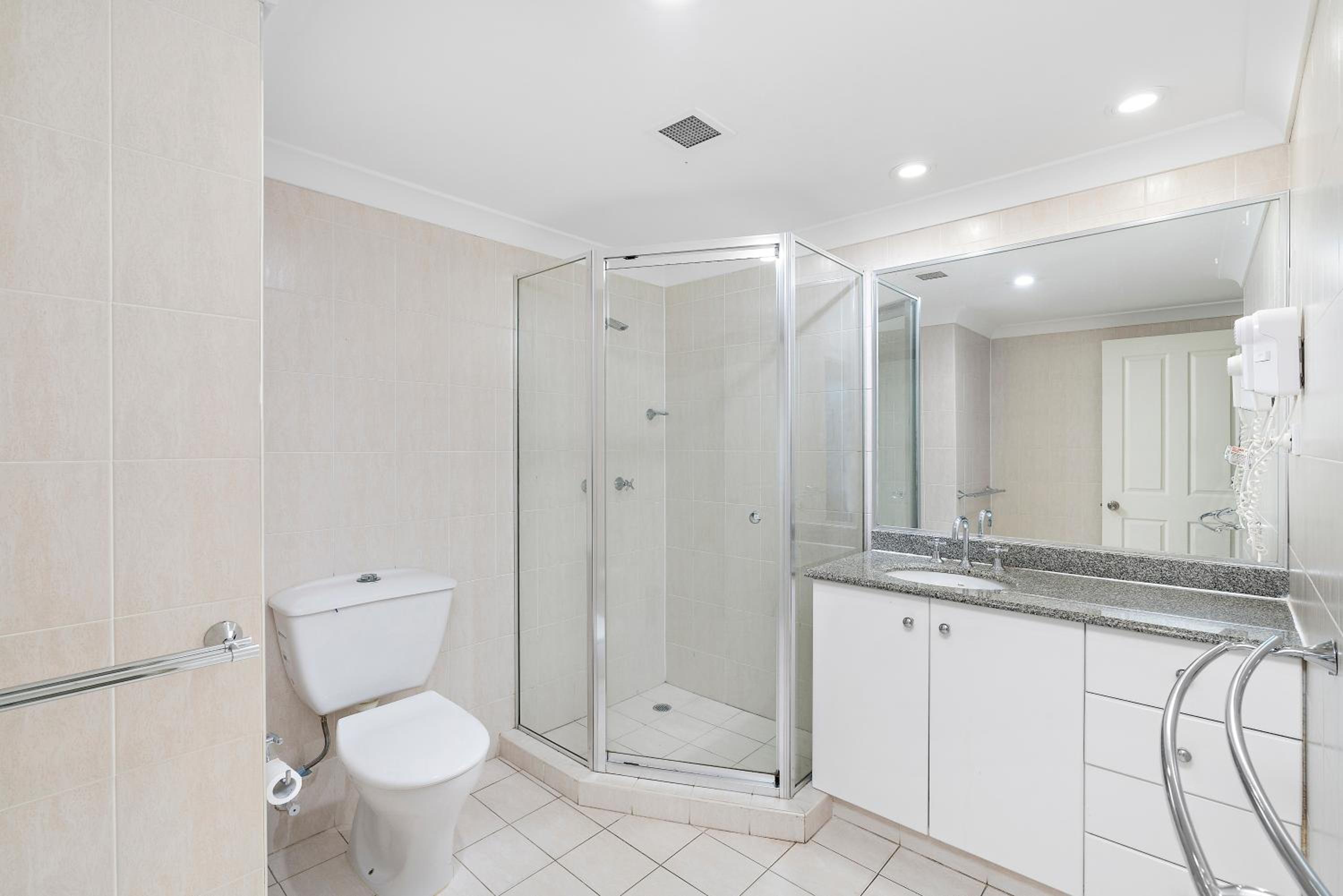 Trinity Beach Vacations - Costa Royale Beachfront Apartment - Property Image 15