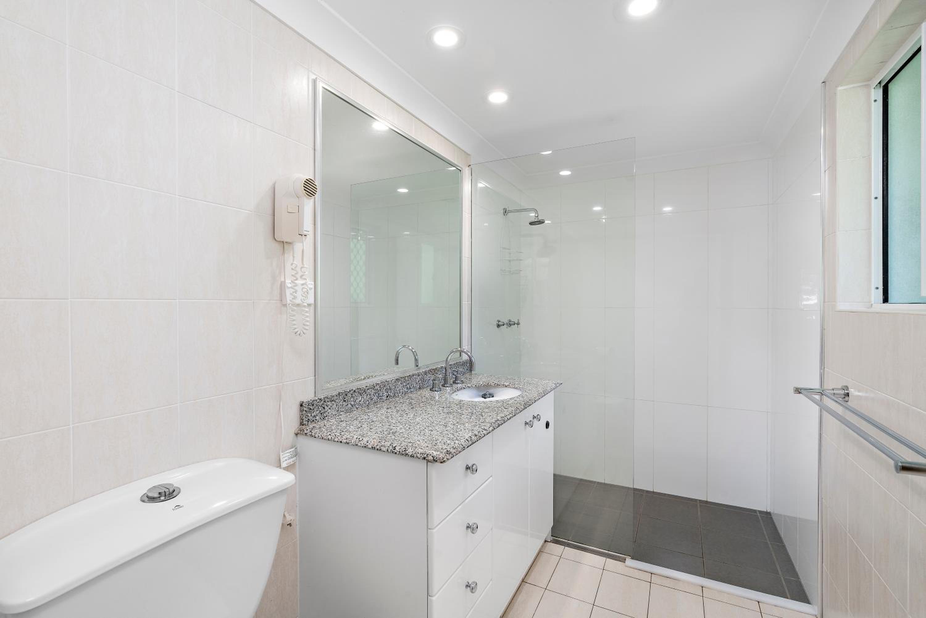 Trinity Beach Vacations - Costa Royale Beachfront Apartment - Property Image 14