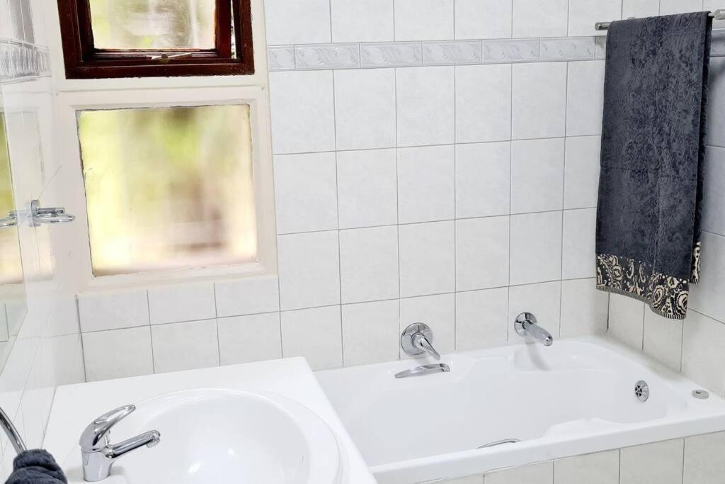 Kami kuKakho: Stunning, secure 2 bed apartment in Bryanston, Sandton